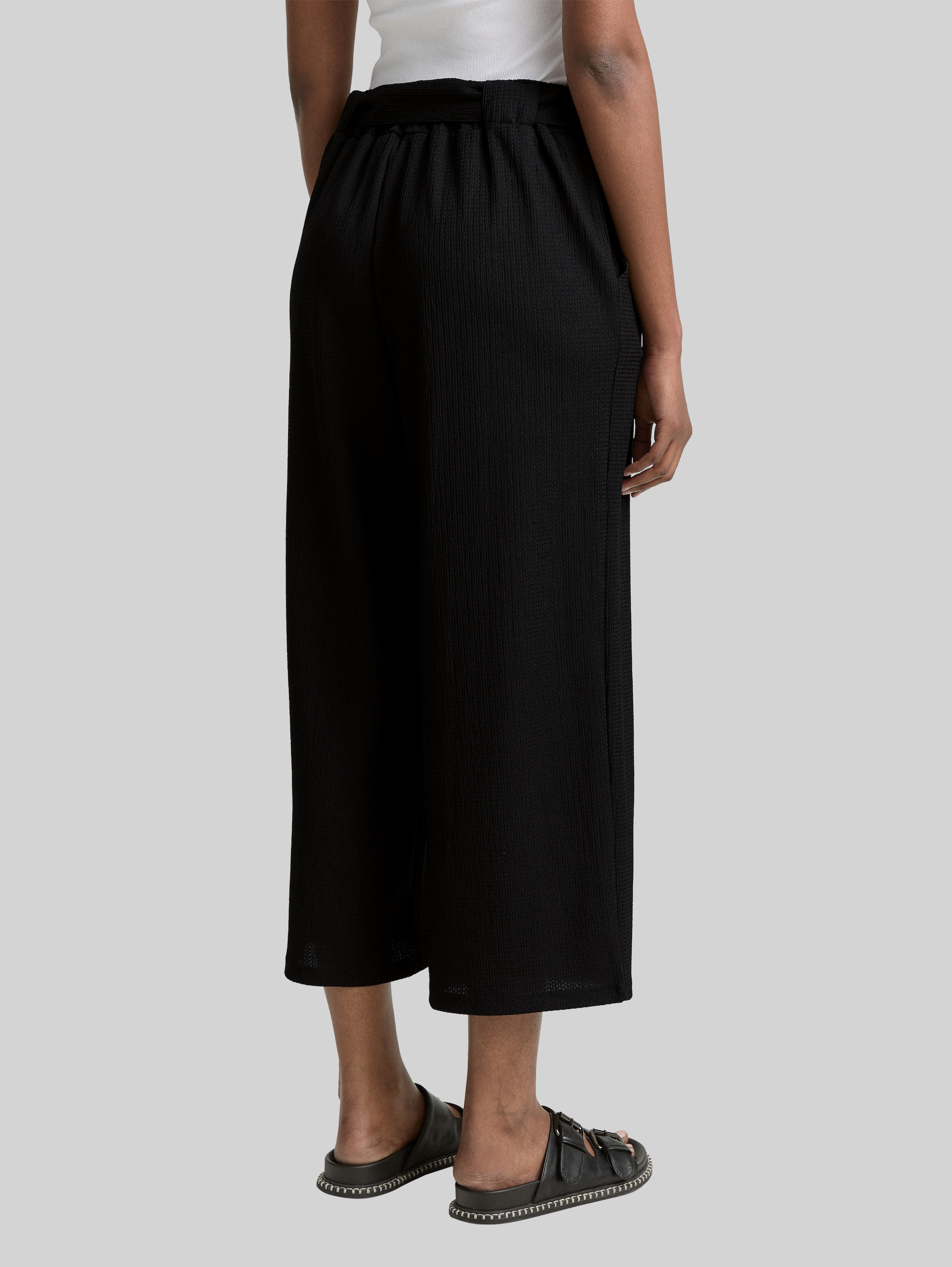 High Waist Culotte Hose mit Bindegürtel - deep black - Auschnitt Model-Rückansicht