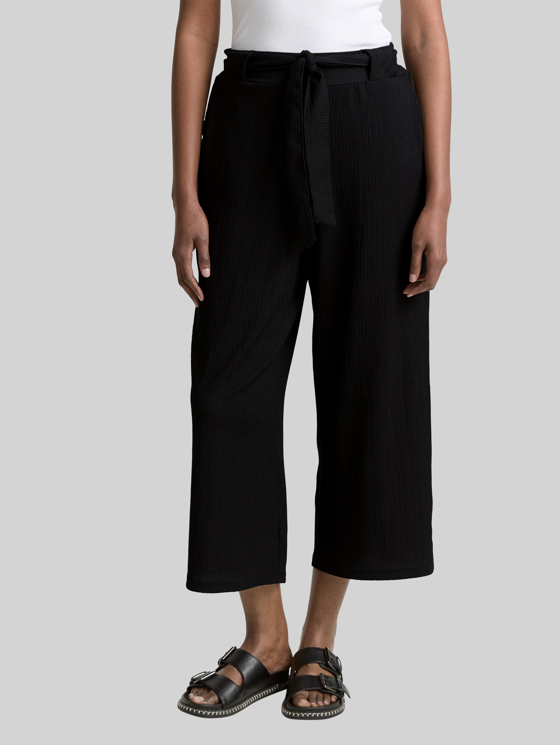 High Waist Culotte Hose mit Bindegürtel - deep black - Ausschnitt Model-Vorderansicht
