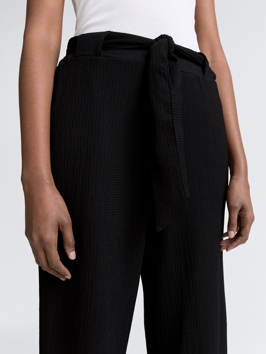 High Waist Culotte Hose mit Bindegürtel - deep black - Detail-Model-Ansicht