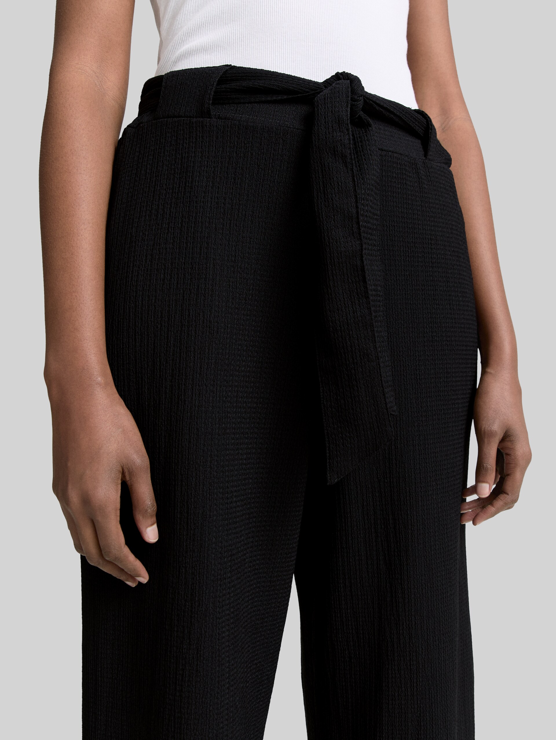 High Waist Culotte Hose mit Bindegürtel - deep black - Detail-Model-Ansicht