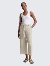 High Waist Culotte Hose mit Bindegürtel - vertical green white stripe - Model-Vorderansicht
