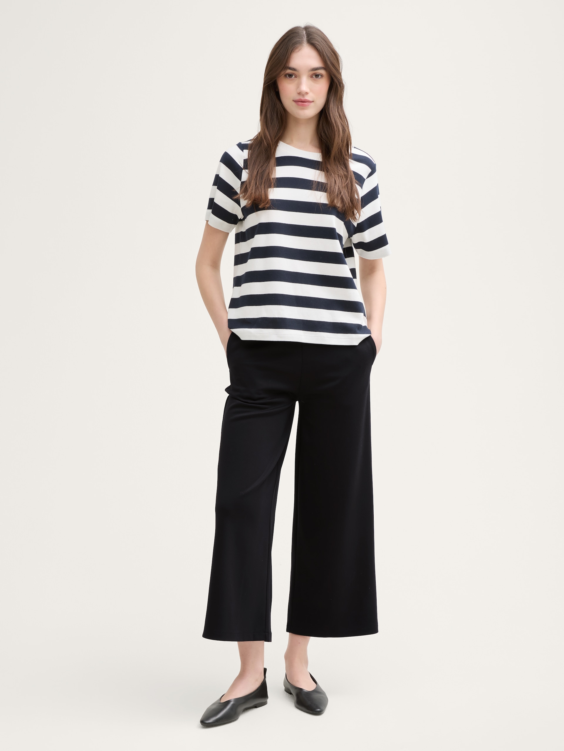 High Waist Culotte Hose - deep black - Model-Vorderansicht
