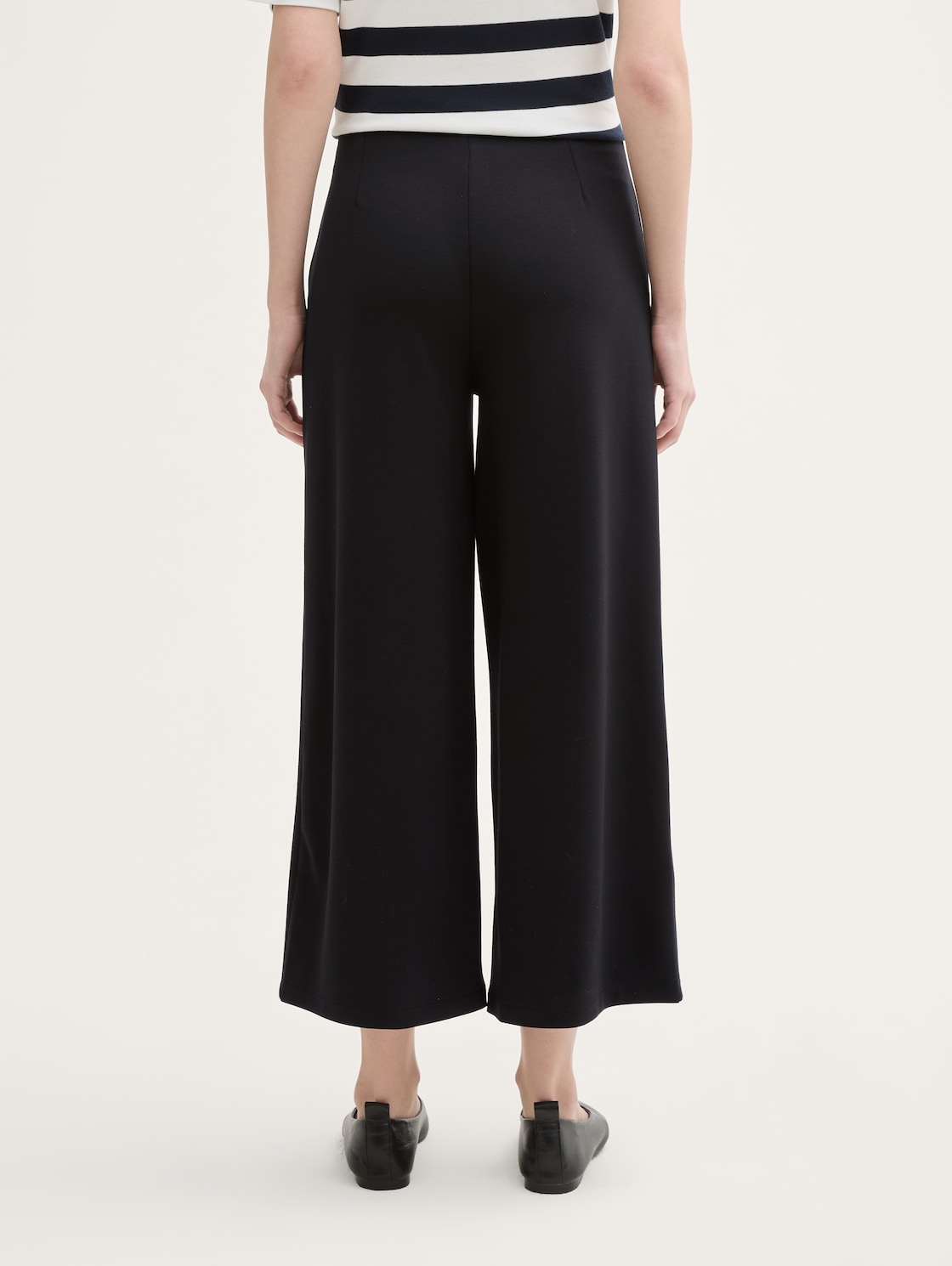 High Waist Culotte Hose - deep black - Auschnitt Model-Rückansicht