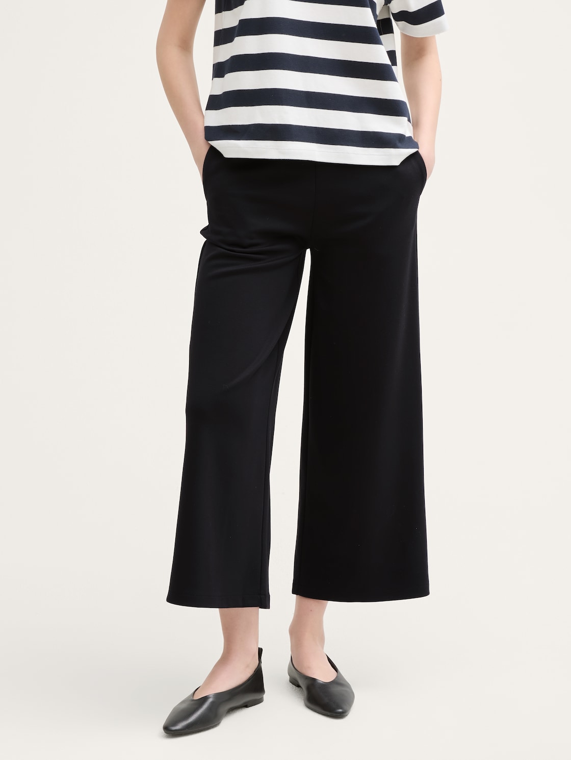 High Waist Culotte Hose - deep black - Ausschnitt Model-Vorderansicht