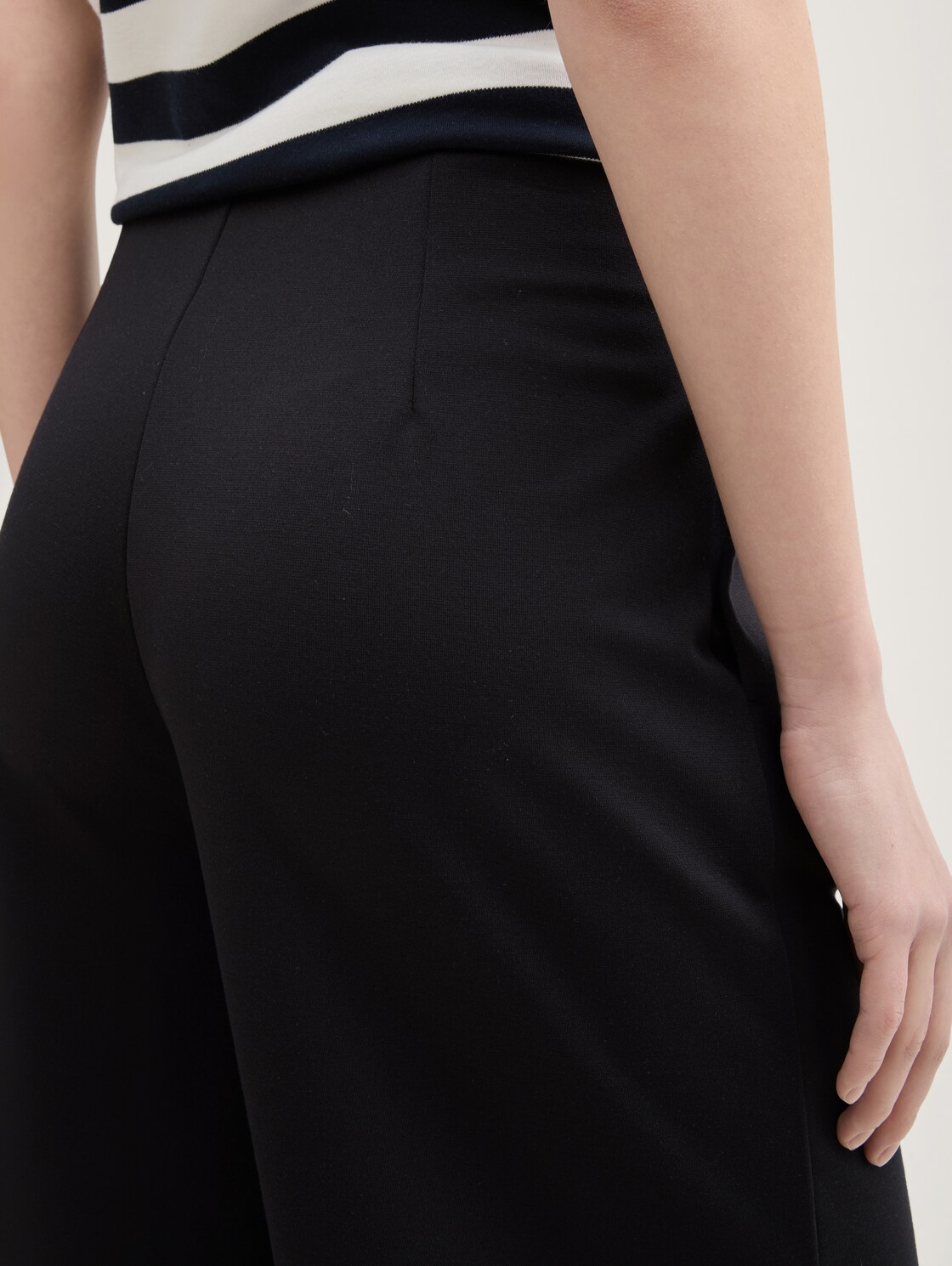 High Waist Culotte Hose - deep black - Detail-Model-Ansicht