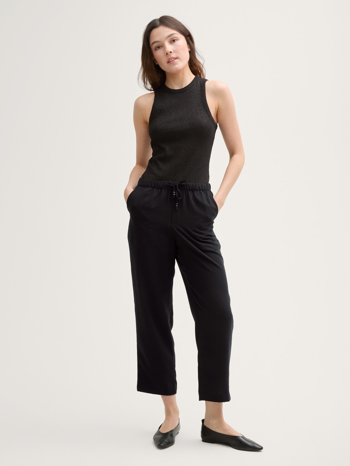 Cropped Loose Fit Hose - deep black - Model-Vorderansicht