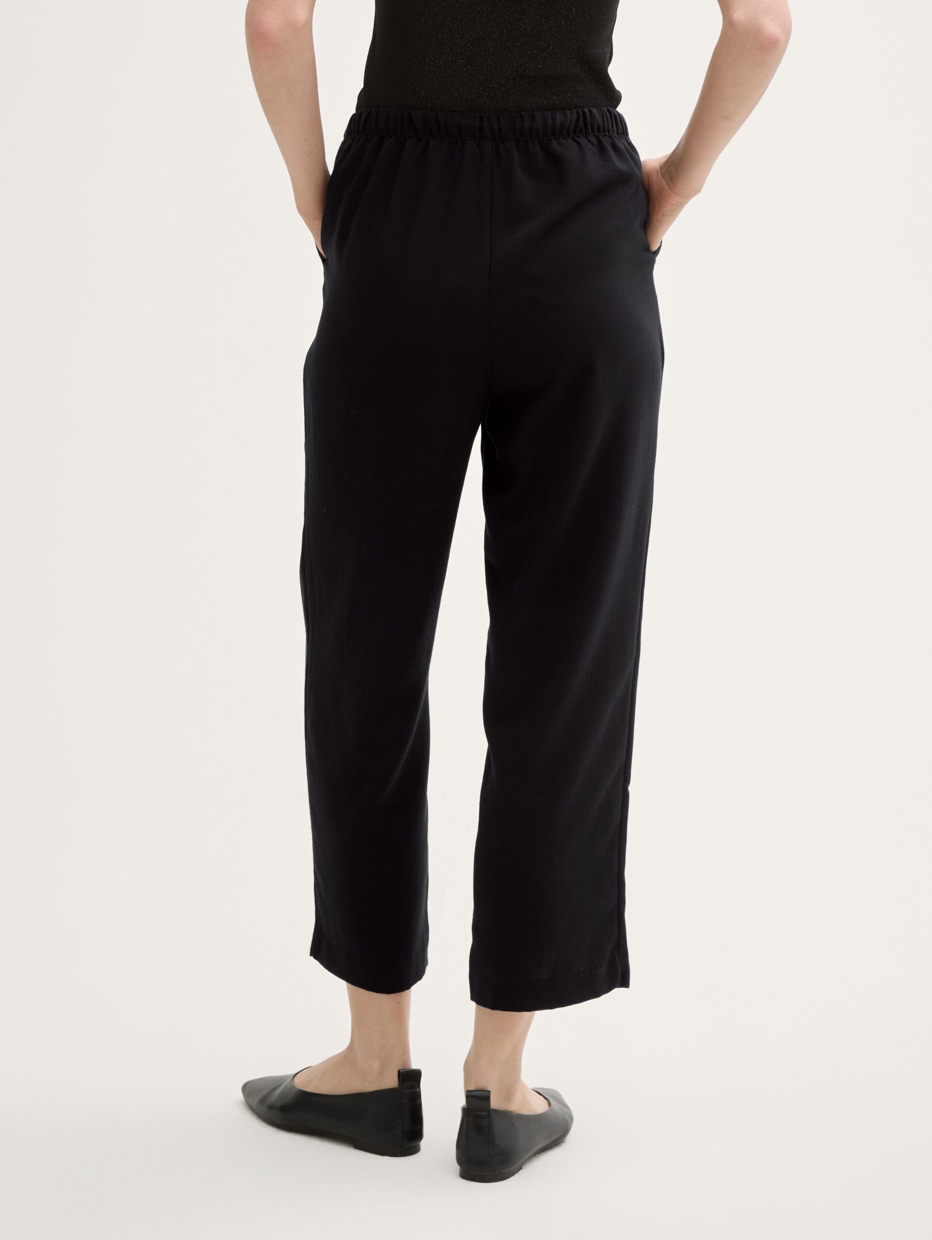 Cropped Loose Fit Hose - deep black - Auschnitt Model-Rückansicht