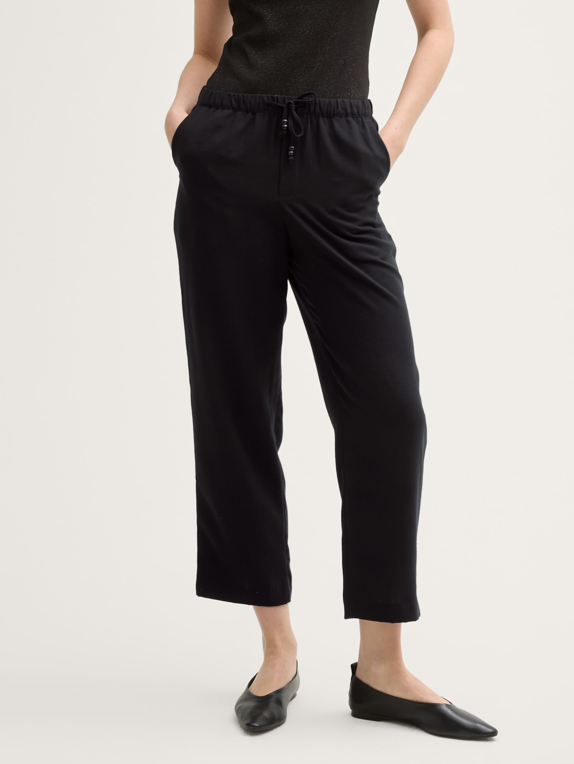 Cropped Loose Fit Hose - deep black - Ausschnitt Model-Vorderansicht