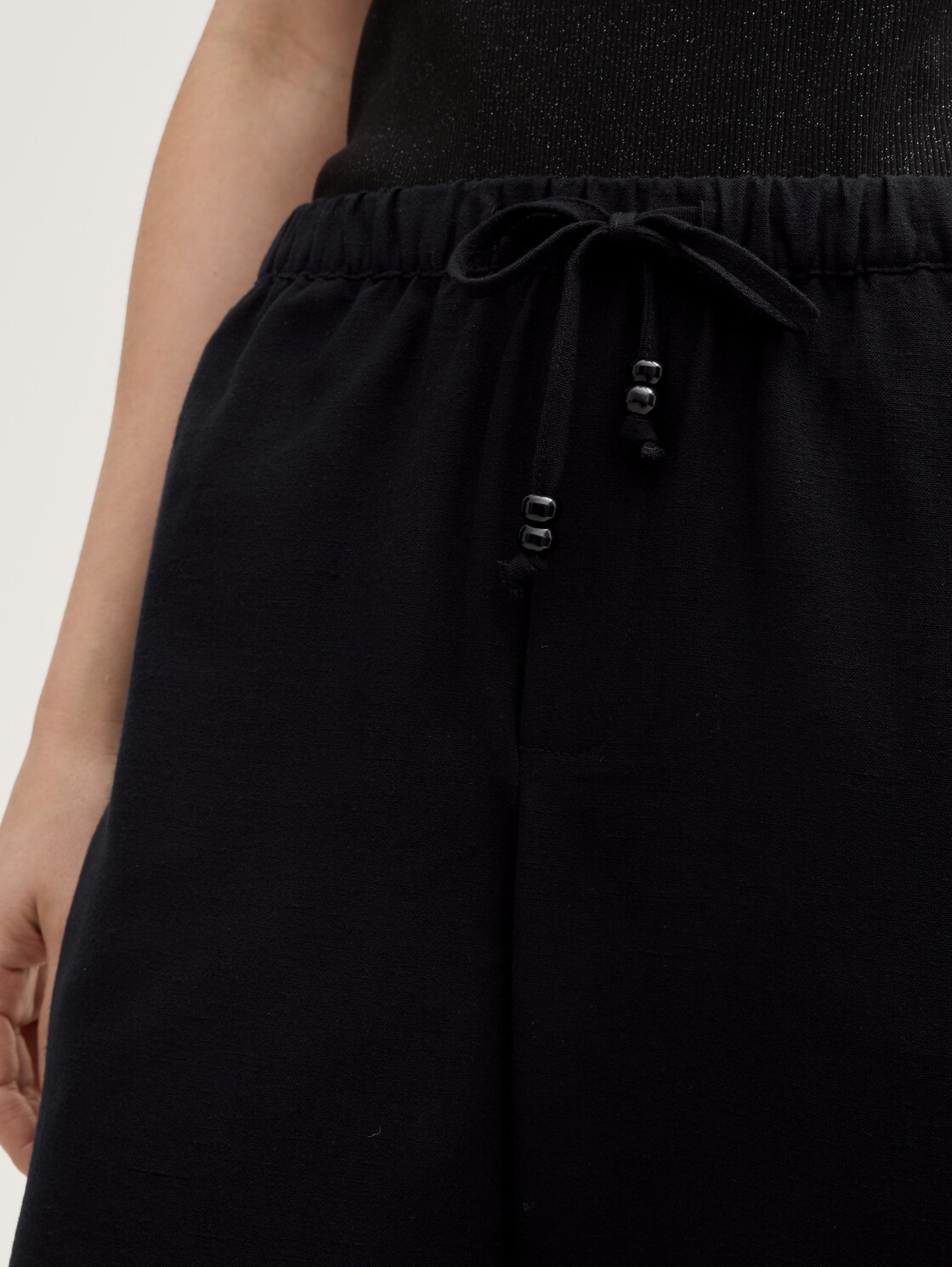 Cropped Loose Fit Hose - deep black - Detail-Model-Ansicht