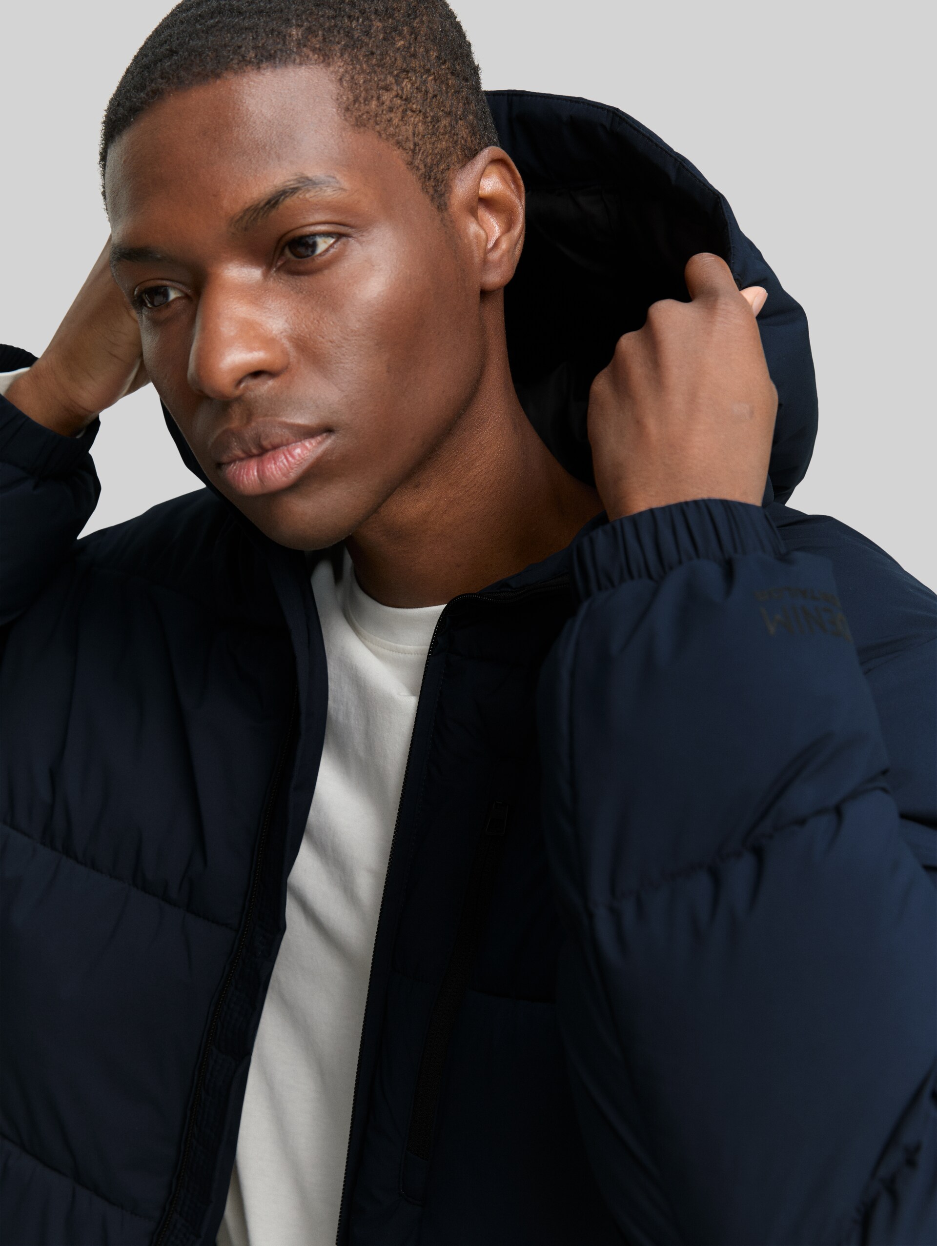 Lightweight puffer jacket with hood - sky captain blue - Detail model view