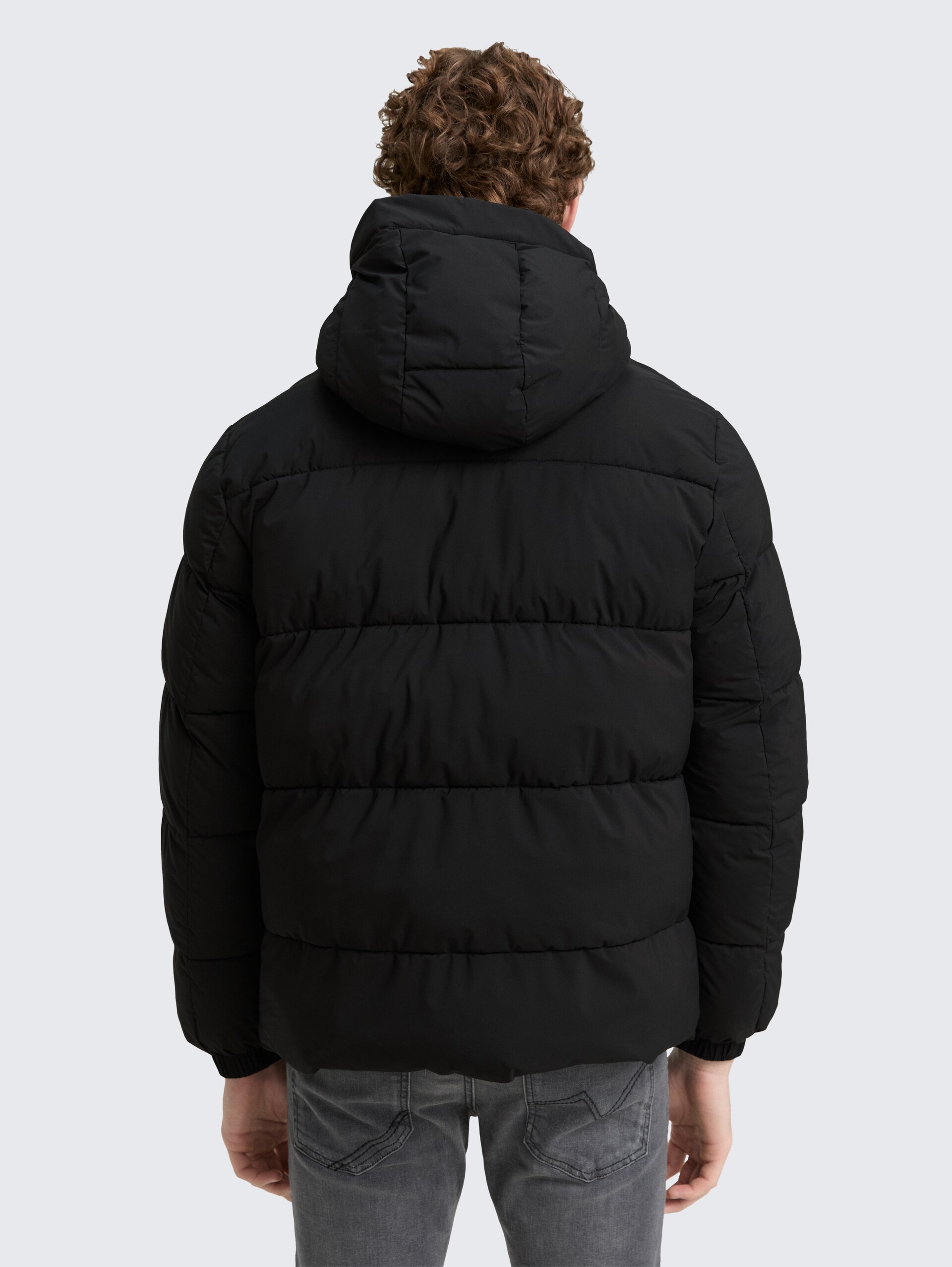 Lightweight Pufferjacke mit Kapuze - Black - Model-Rückansicht