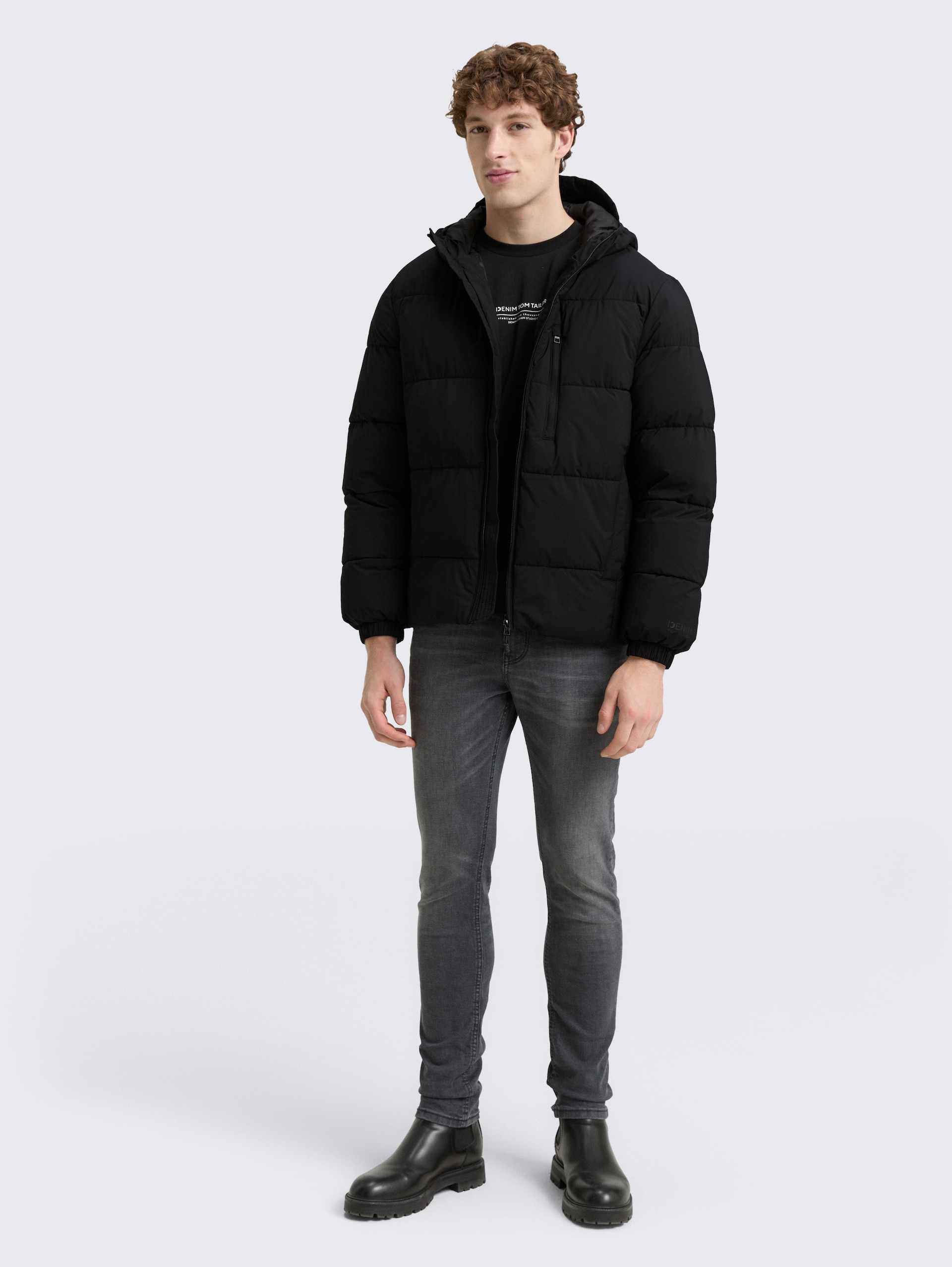 Lightweight Pufferjacke mit Kapuze - Black - seitliche Model-Ansicht