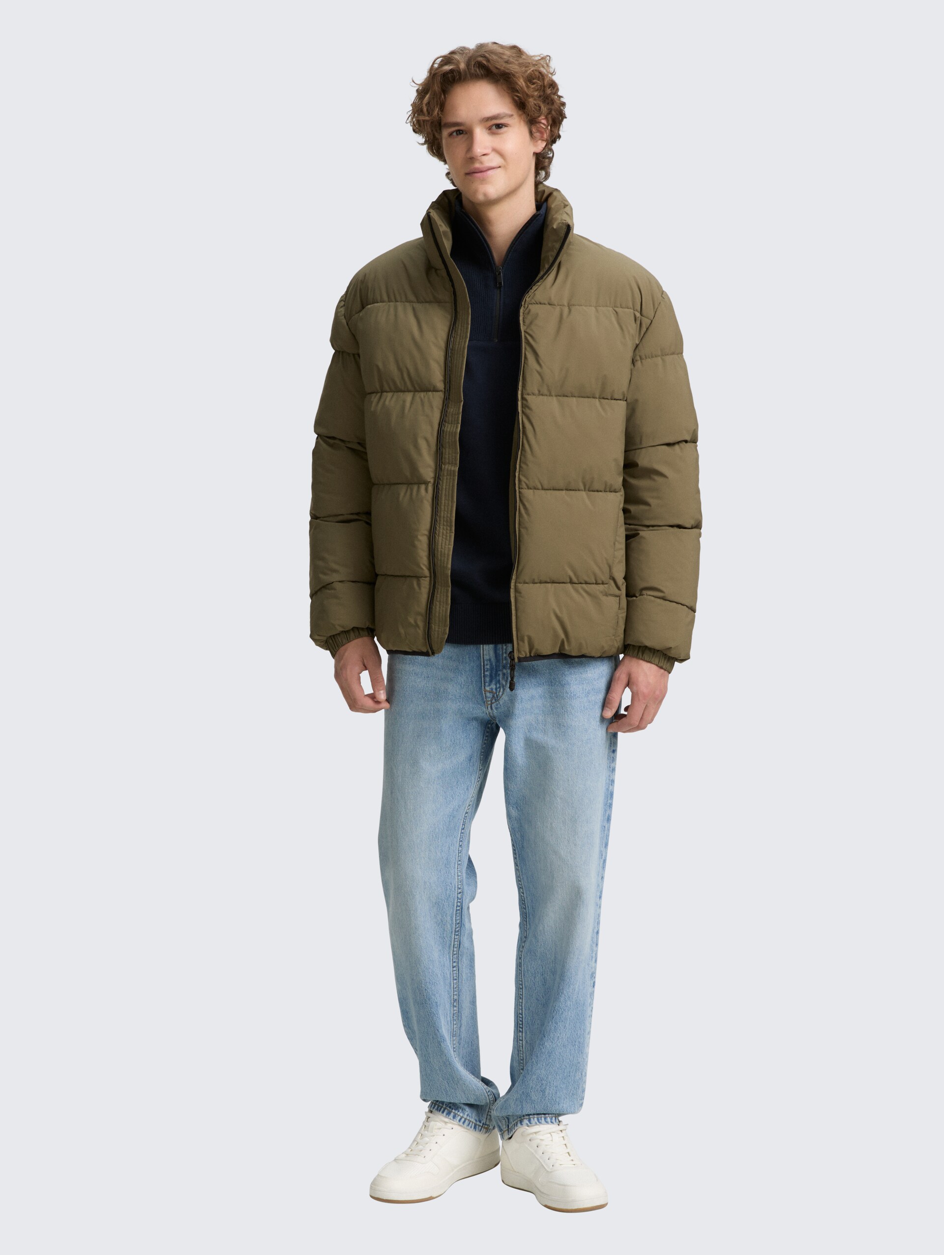 Lightweight Pufferjacke mit Stehkragen - jungle soil green - seitliche Model-Ansicht