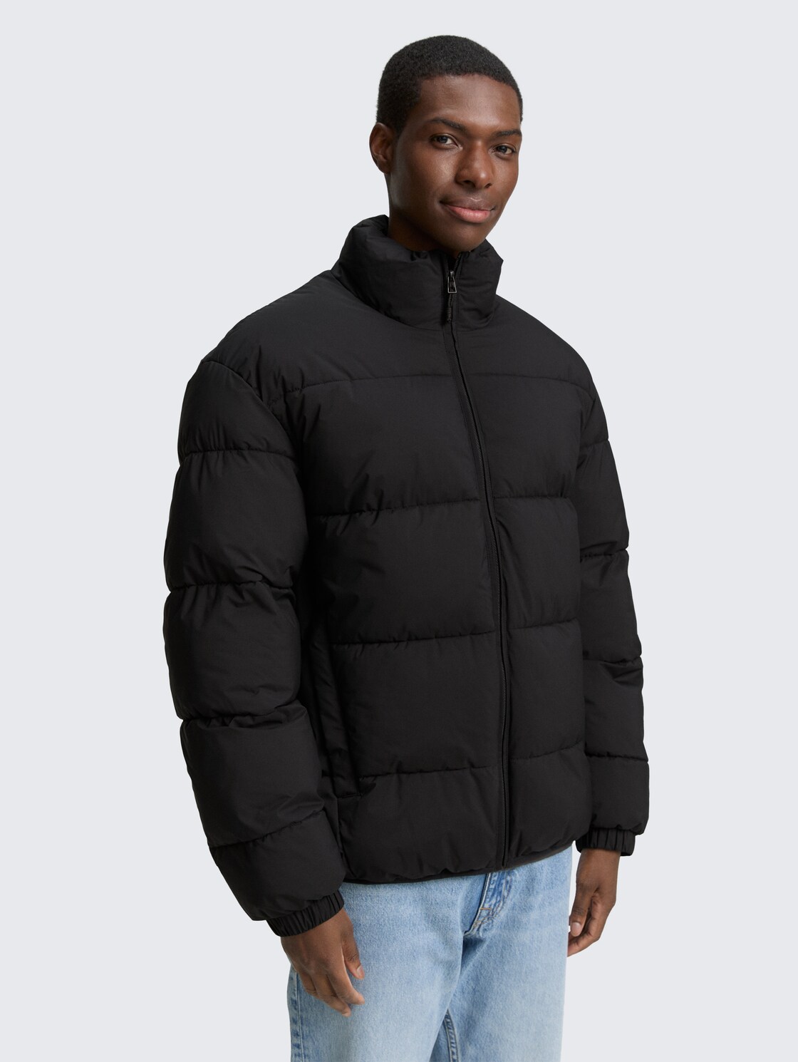 Lightweight Pufferjacke mit Stehkragen - Black - Model-Vorderansicht