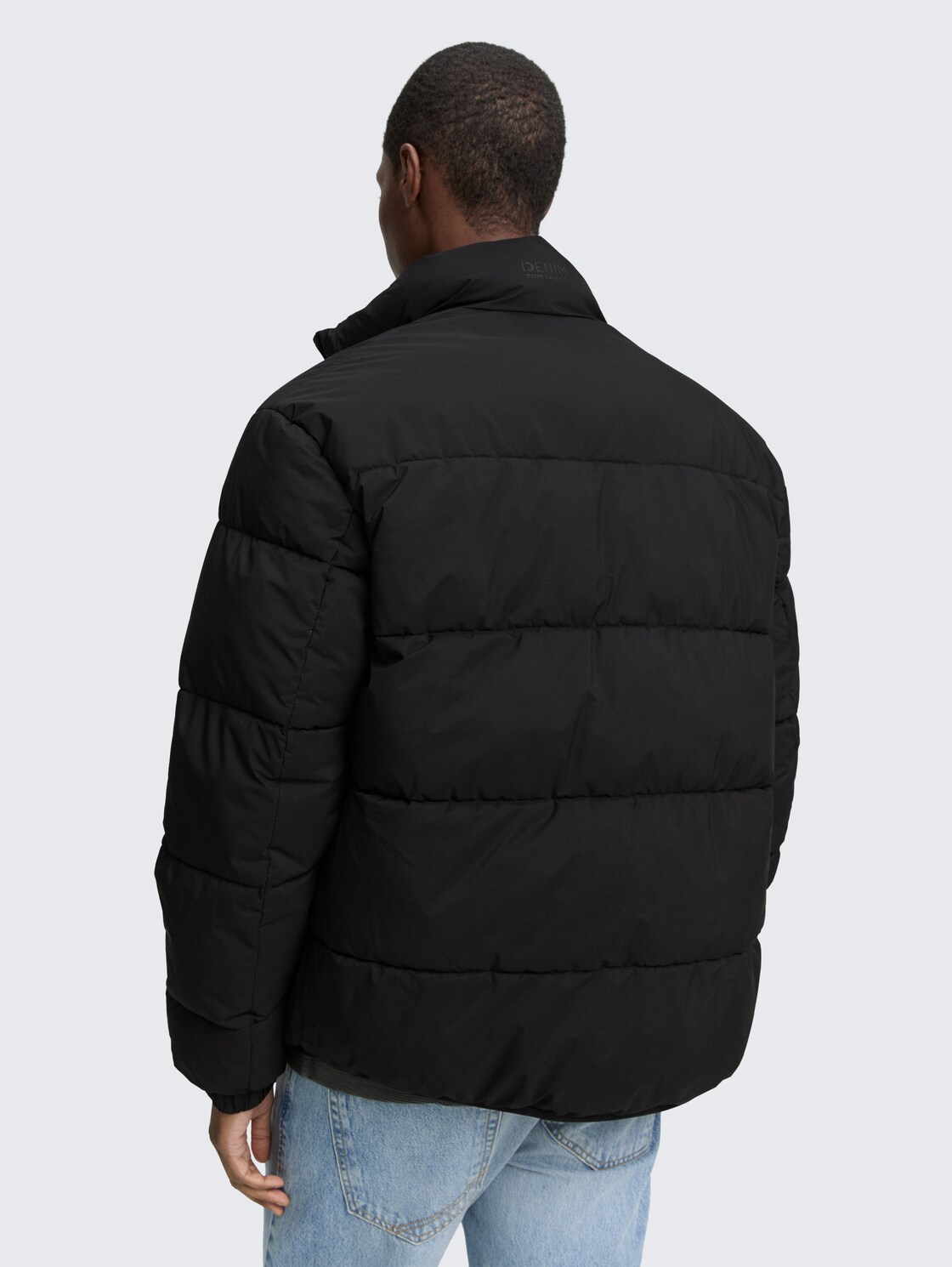 Lightweight Pufferjacke mit Stehkragen - Black - Model-Rückansicht