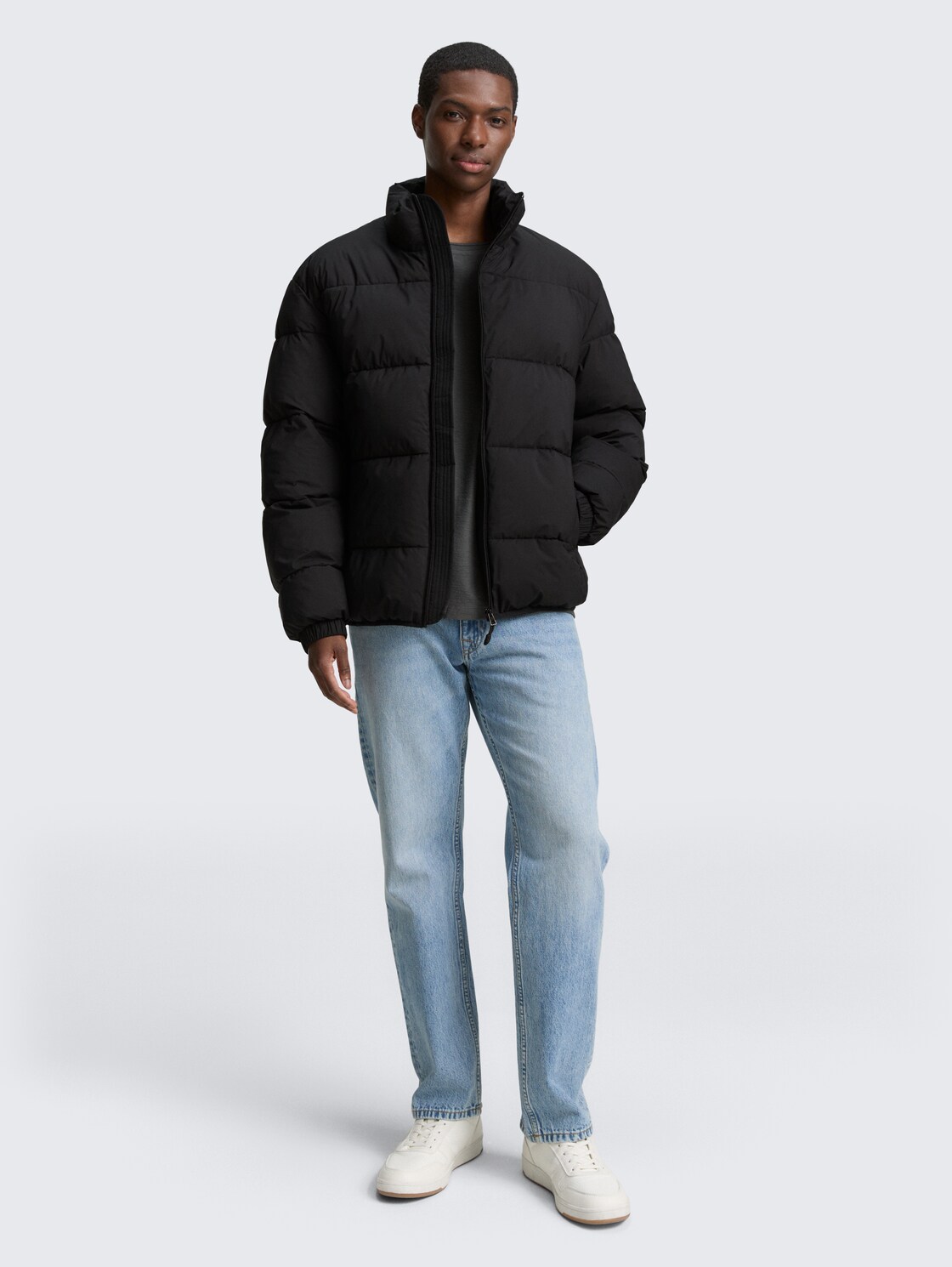 Lightweight Pufferjacke mit Stehkragen - Black - seitliche Model-Ansicht