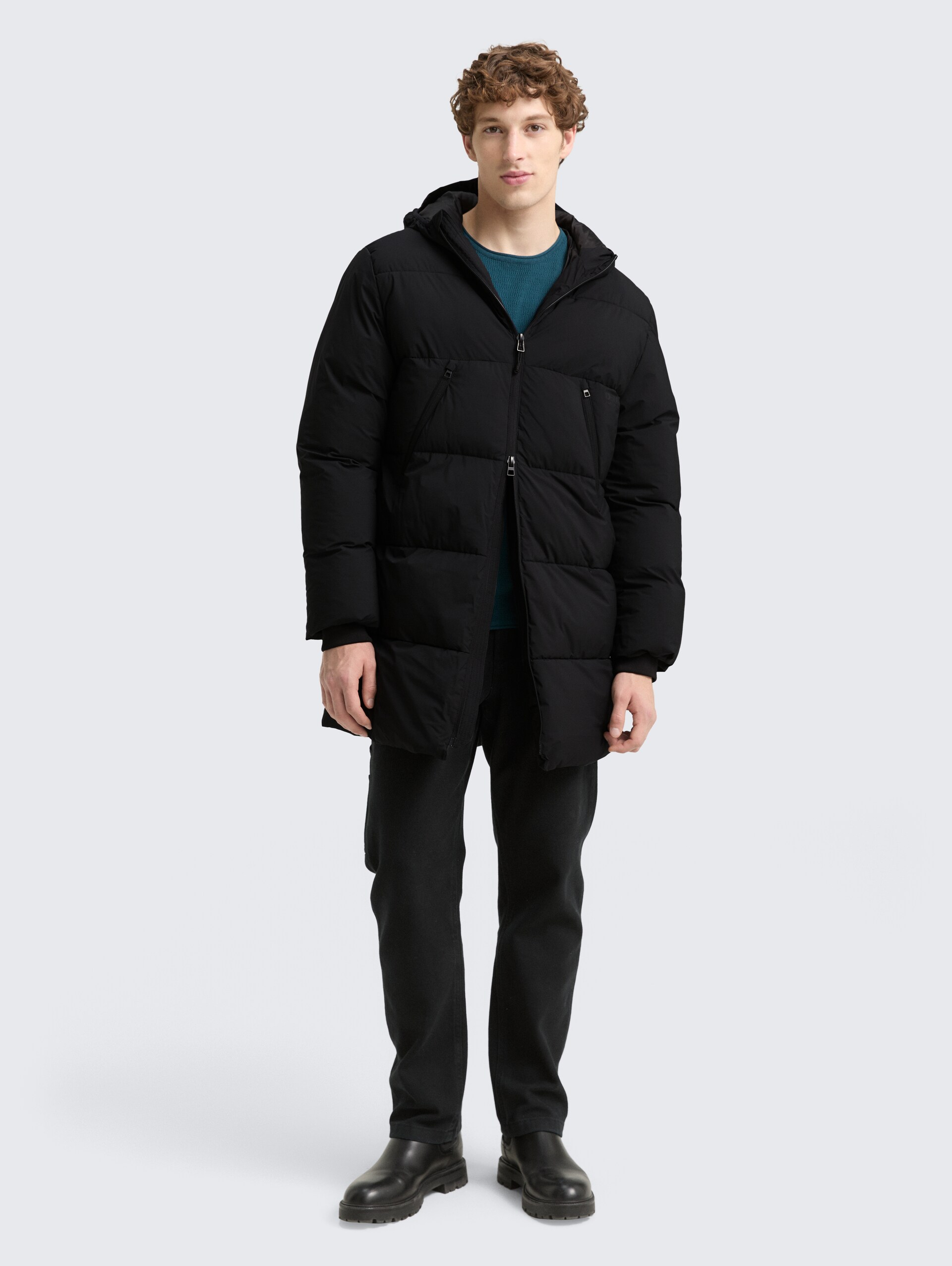 Puffer Parka mit Kapuze - Black - seitliche Model-Ansicht