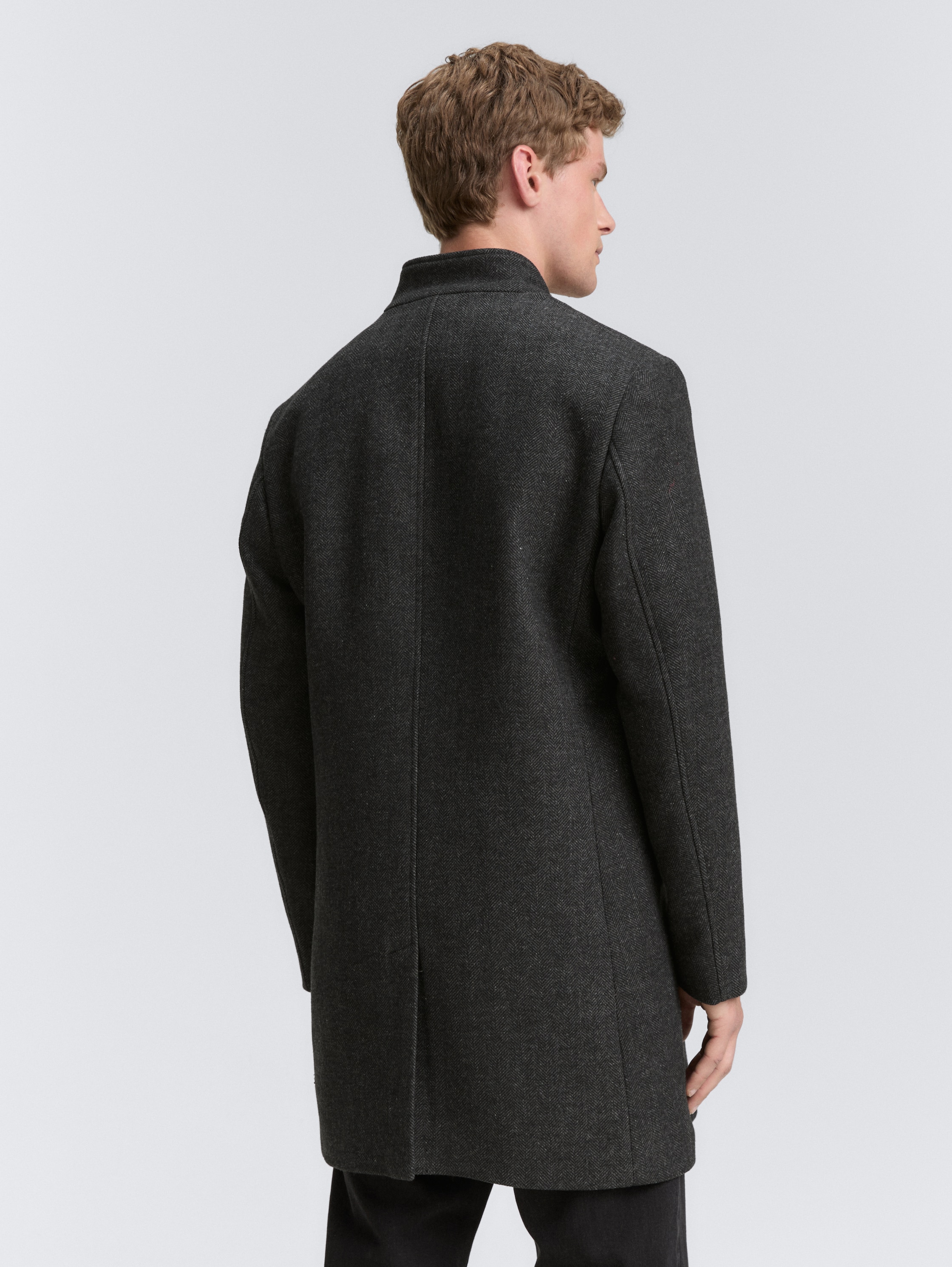 Wool coat with stand-up collar - grey big herringbone optic - Model-back view