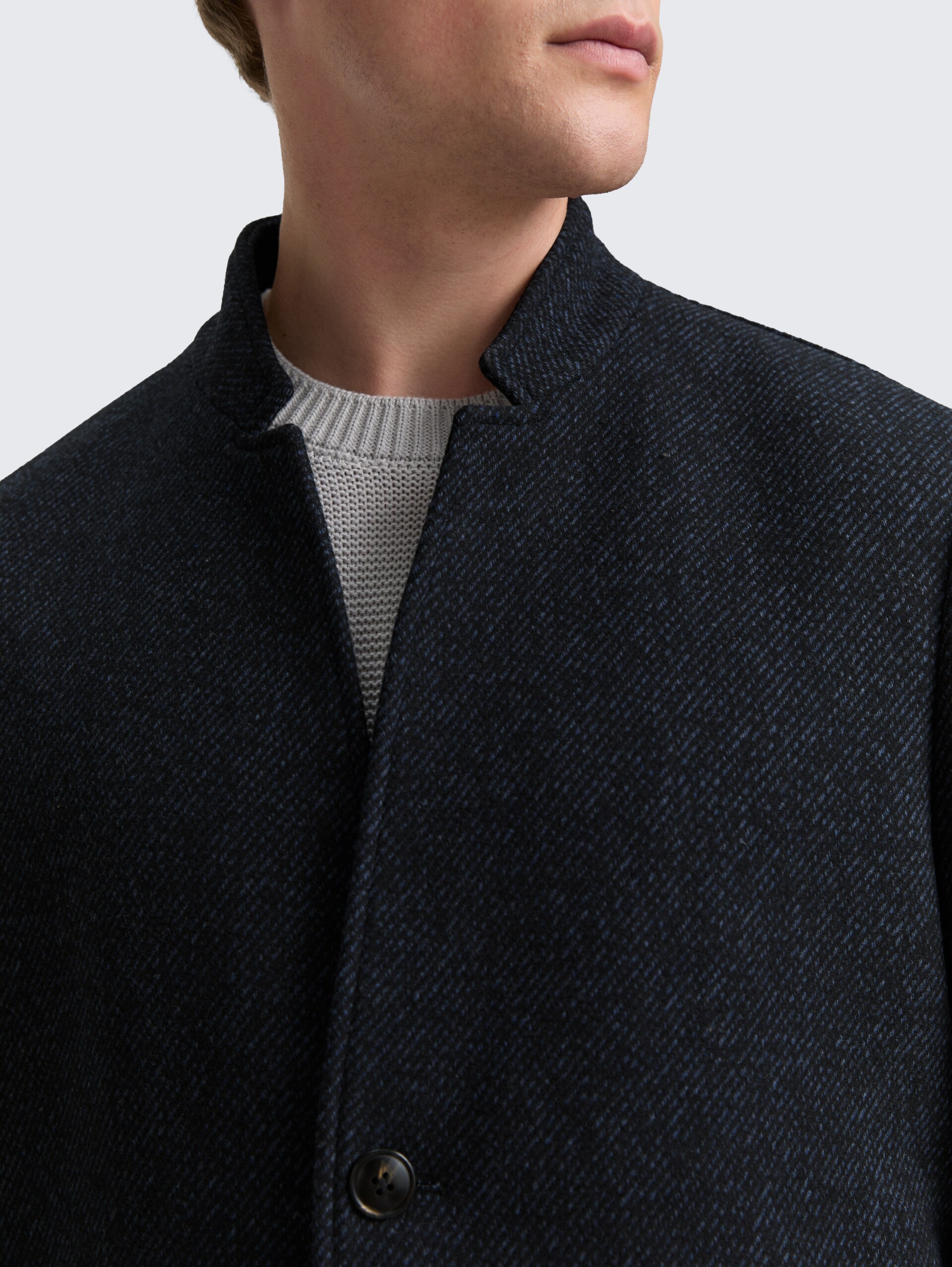 Wollmantel mit Stehkragen - black navy twill - Detail-Model-Ansicht
