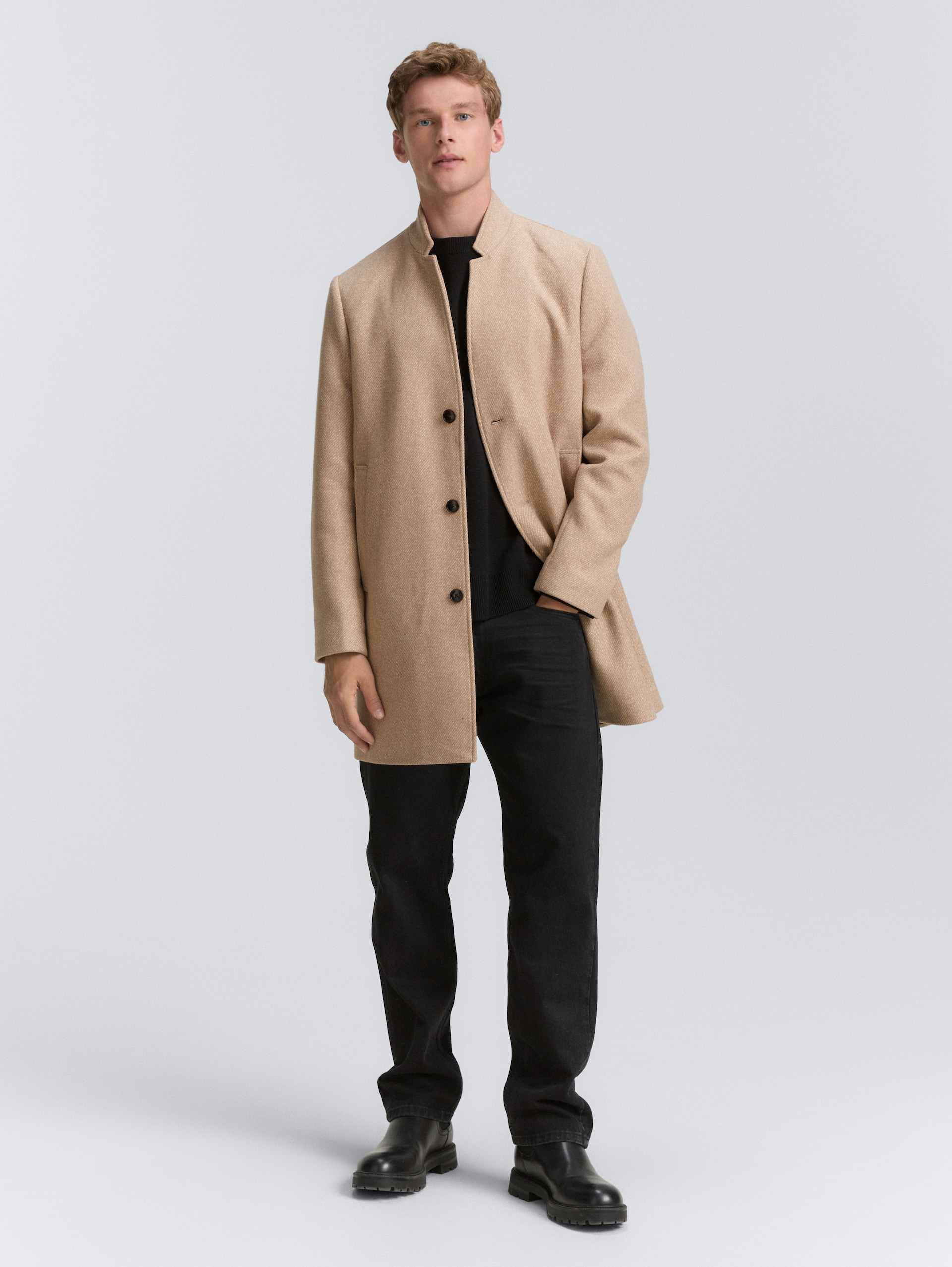 Wollmantel mit Stehkragen - beige off white brushed twill - seitliche Model-Ansicht