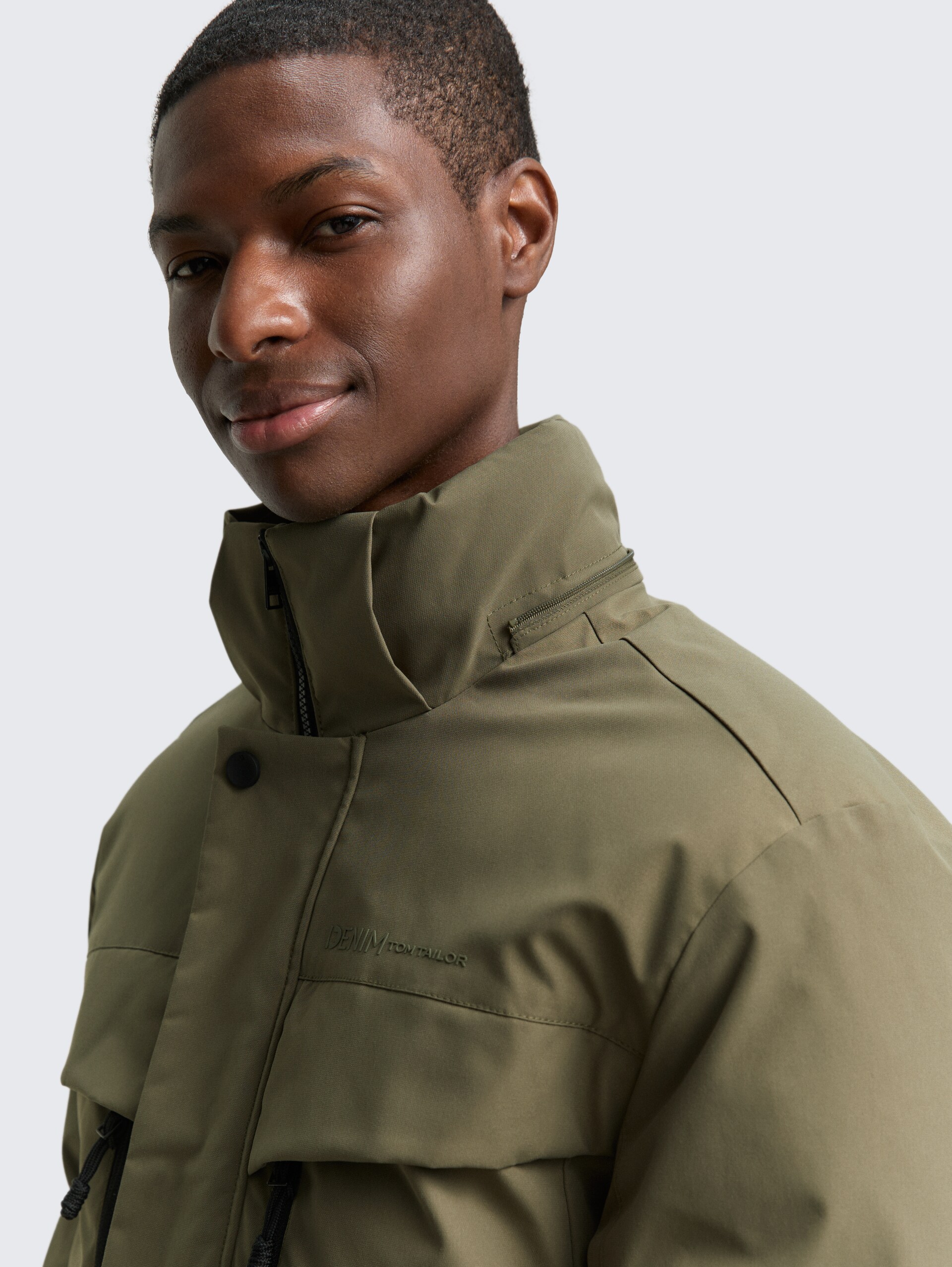 Arctic Parka mit abnehmbarer Kapuze - jungle soil green - Detail-Model-Ansicht