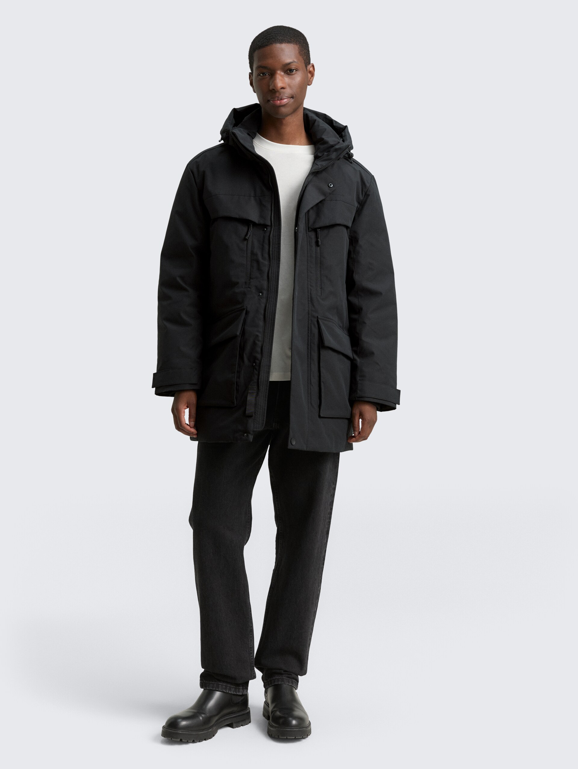 Arctic Parka mit abnehmbarer Kapuze - Black - seitliche Model-Ansicht