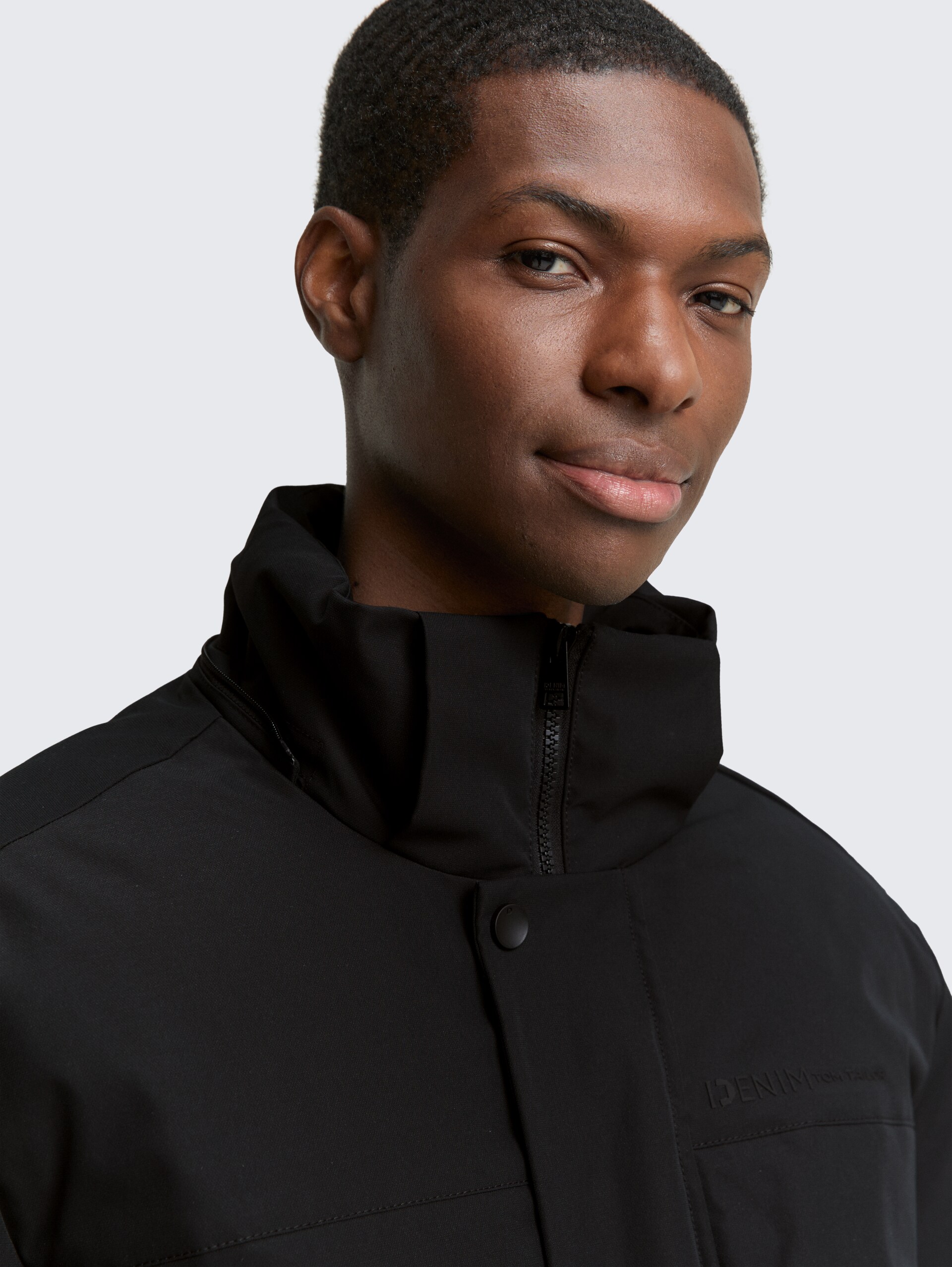 Arctic Parka mit abnehmbarer Kapuze - Black - Detail-Model-Ansicht