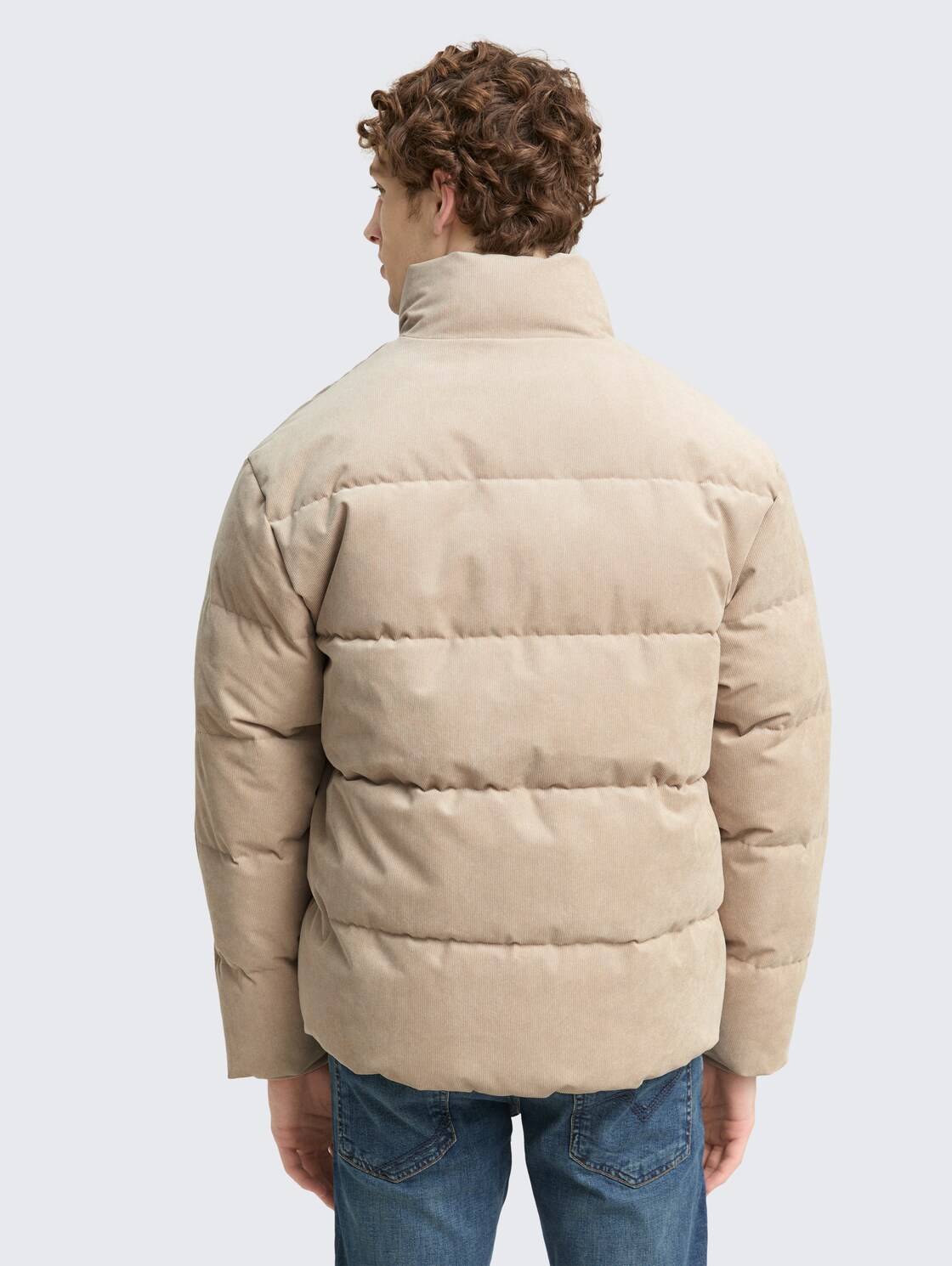 Cord Puffer-Jacke mit Stehkragen - Cashew Beige - Model-Rückansicht