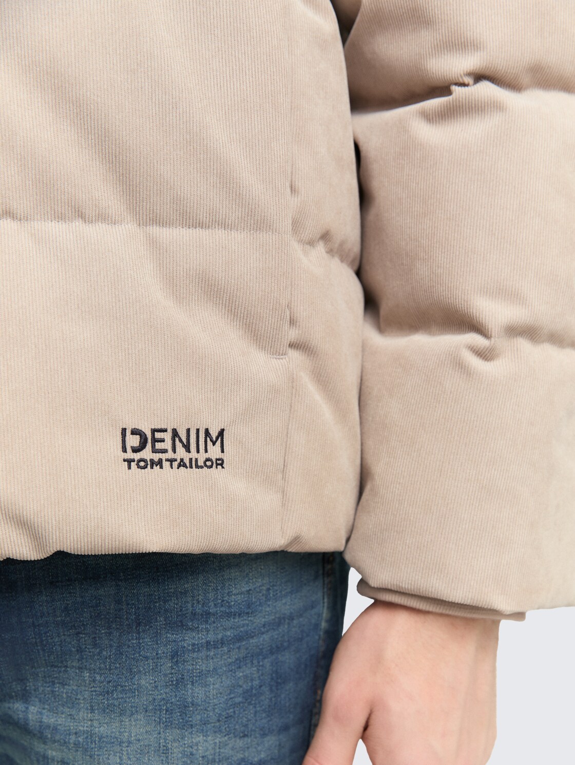 Cord Puffer-Jacke mit Stehkragen - Cashew Beige - Detail-Model-Ansicht