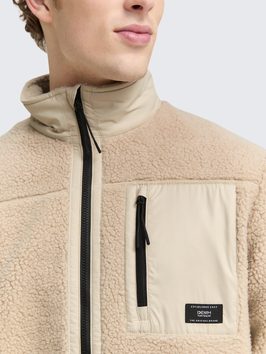 Teddy Jacke mit Stehkragen - Cashew Beige - Detail-Model-Ansicht