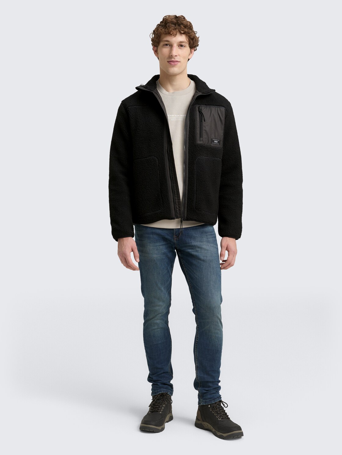 Teddy Jacke mit Stehkragen - Black - seitliche Model-Ansicht