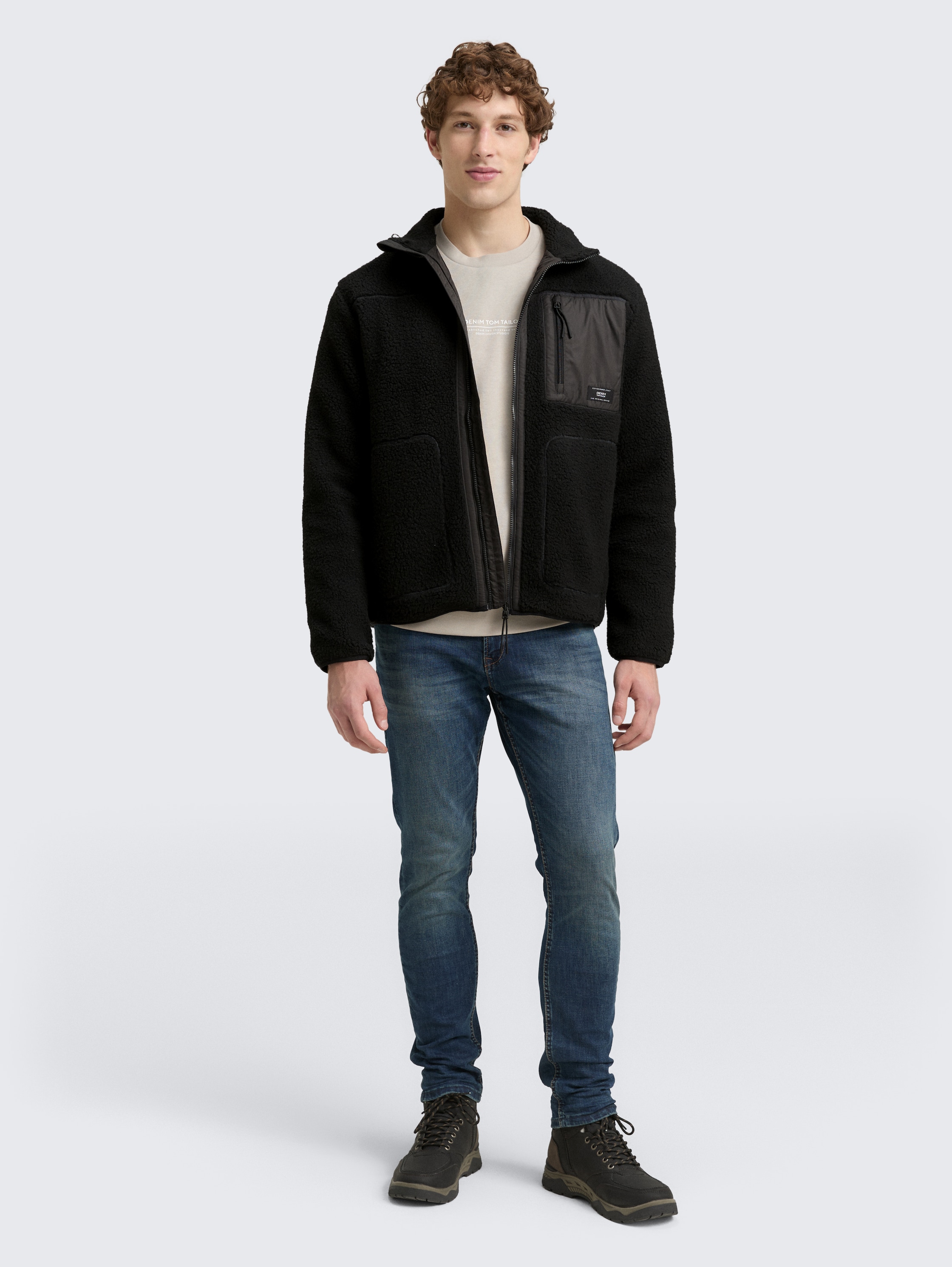 Teddy Jacke mit Stehkragen - Black - seitliche Model-Ansicht