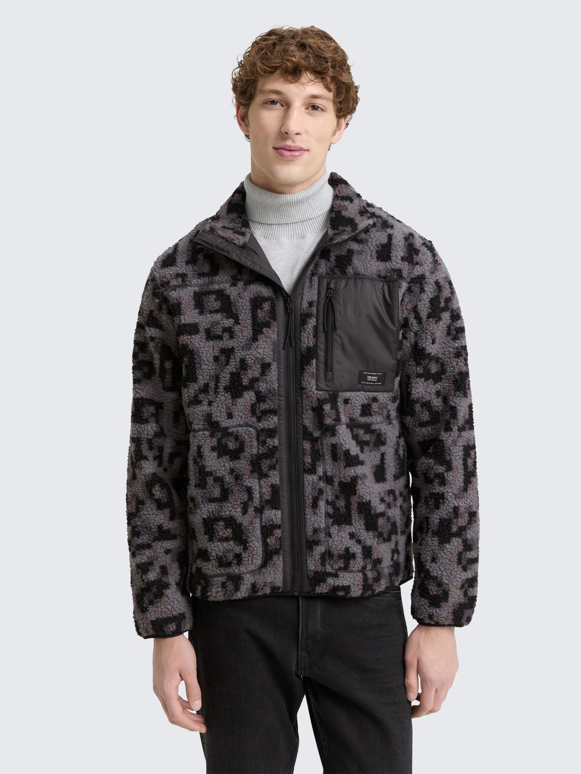 Teddy jas met opstaande kraag - night grey big pixel print - Model vooraanzicht