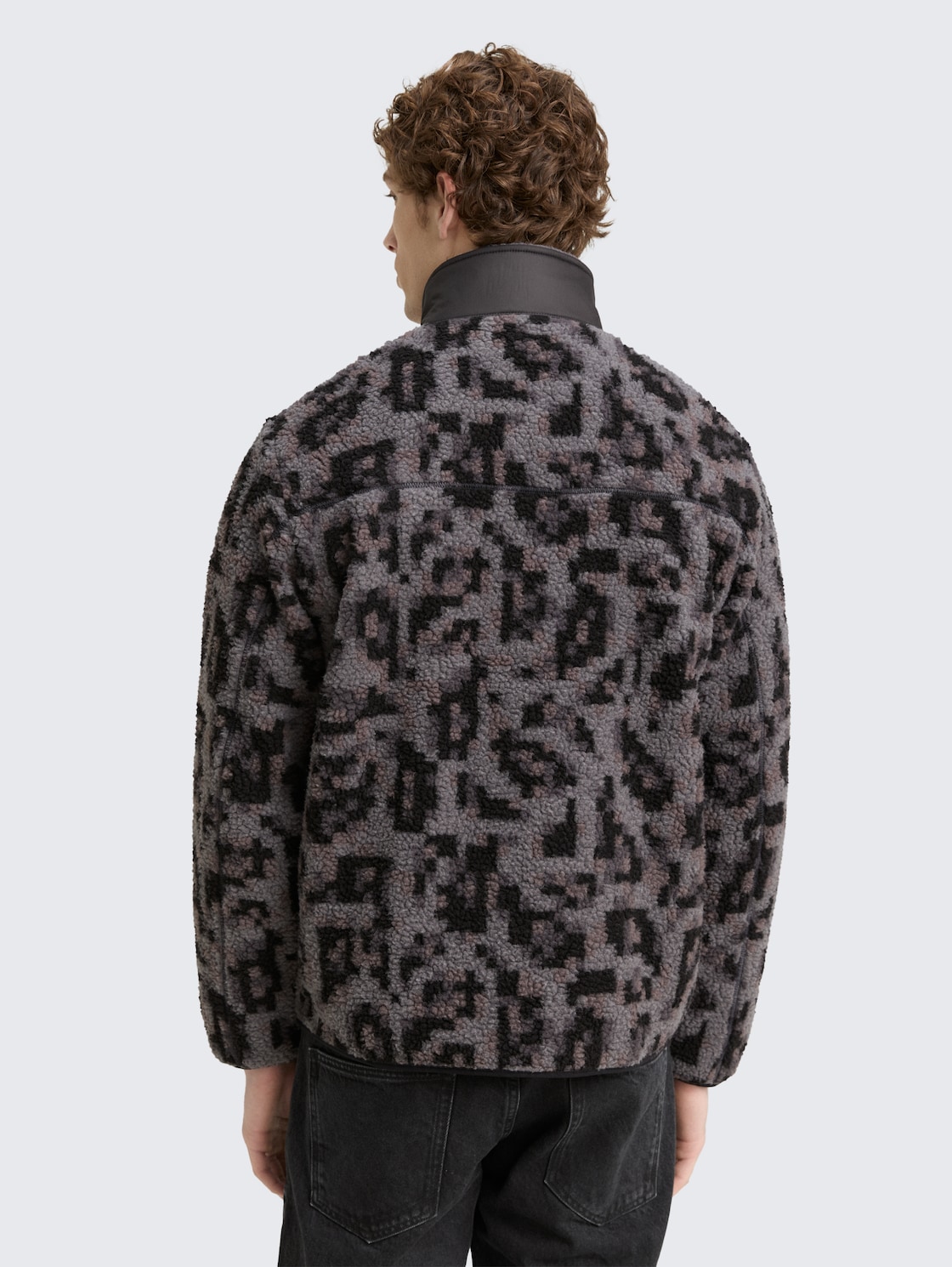 Teddy Jacke mit Stehkragen - night grey big pixel print - Model-Rückansicht