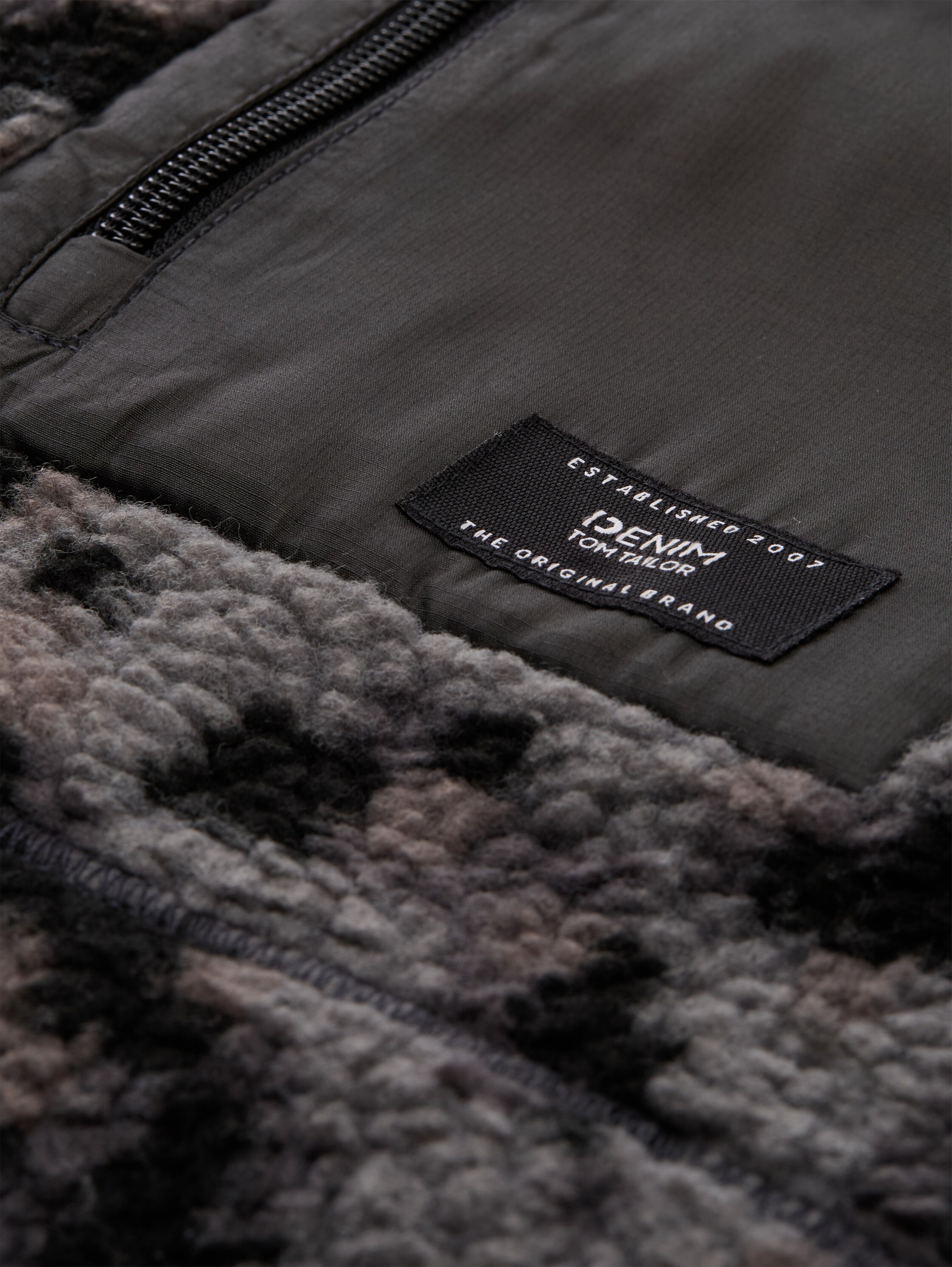 Teddy Jacke mit Stehkragen - night grey big pixel print - Produkt-Detail-Ansicht