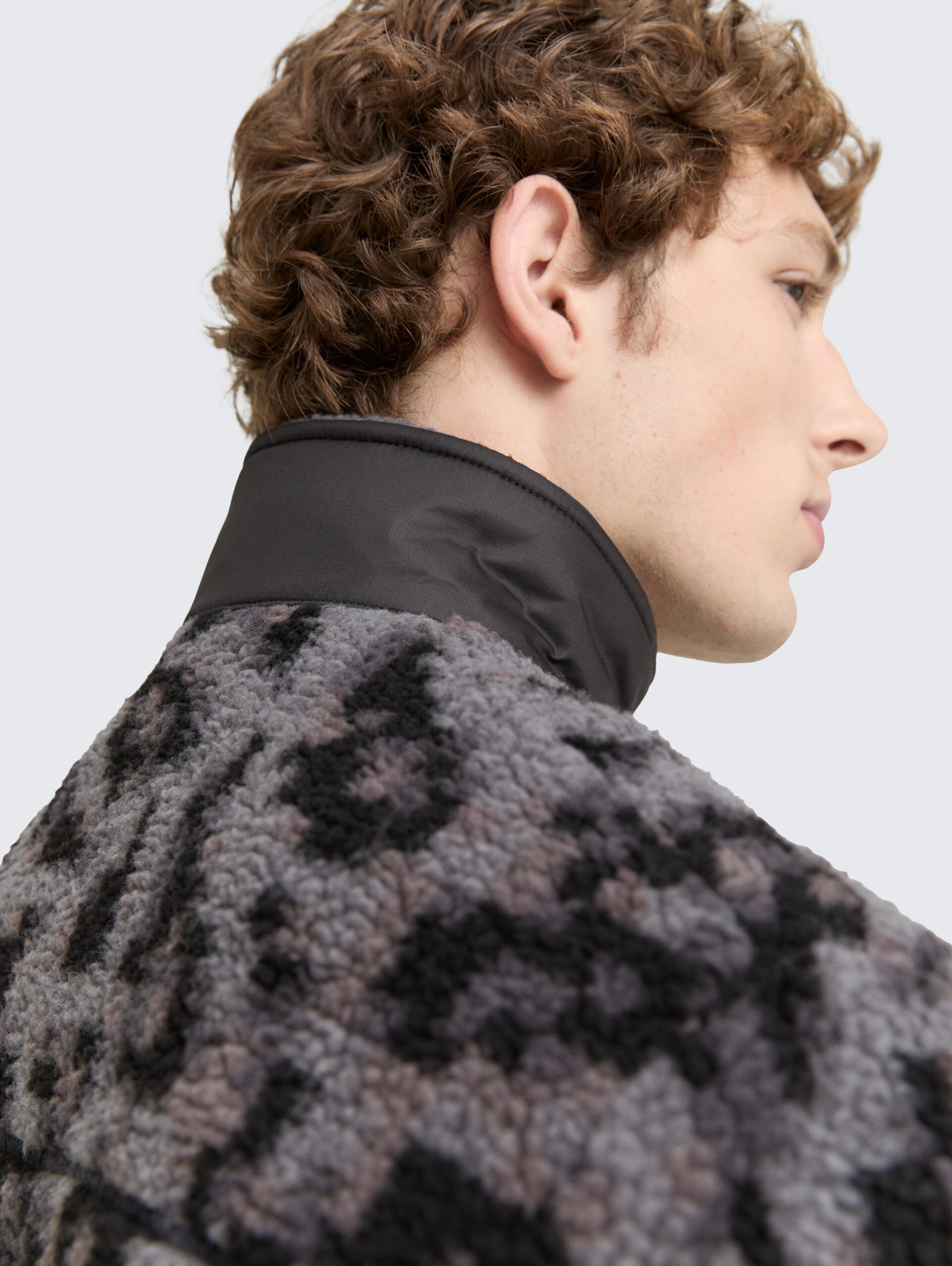 Teddy jas met opstaande kraag - night grey big pixel print - Detailaanzicht model