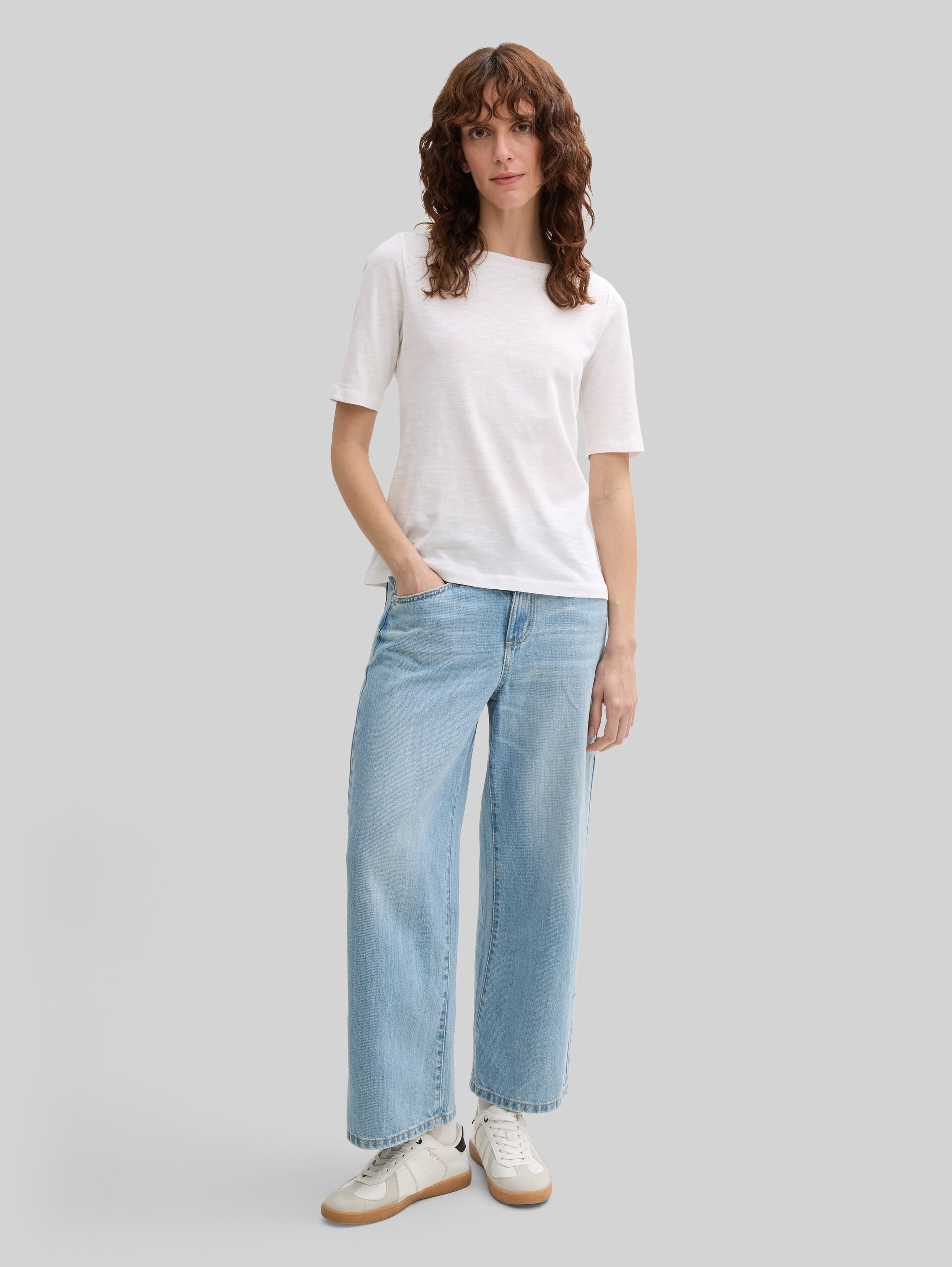 T-Shirt mit U-Boot-Ausschnitt - Whisper White - Model-Vorderansicht