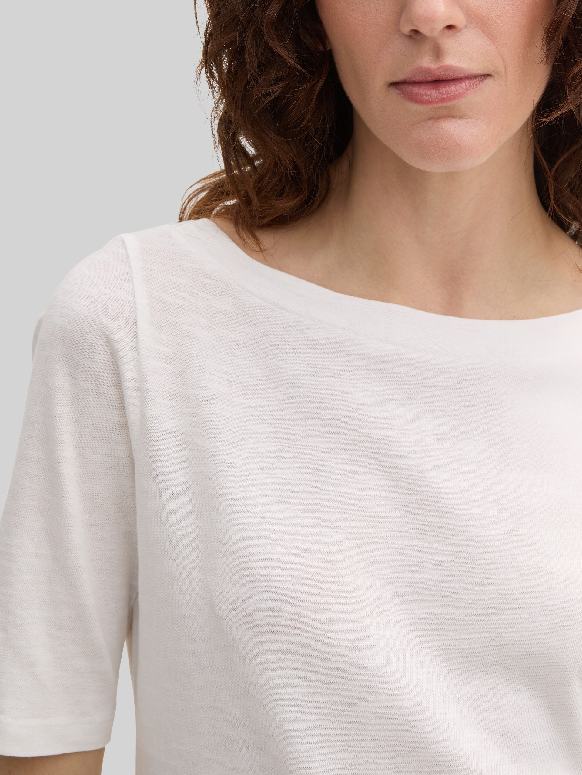 T-Shirt mit U-Boot-Ausschnitt - Whisper White - Detail-Model-Ansicht