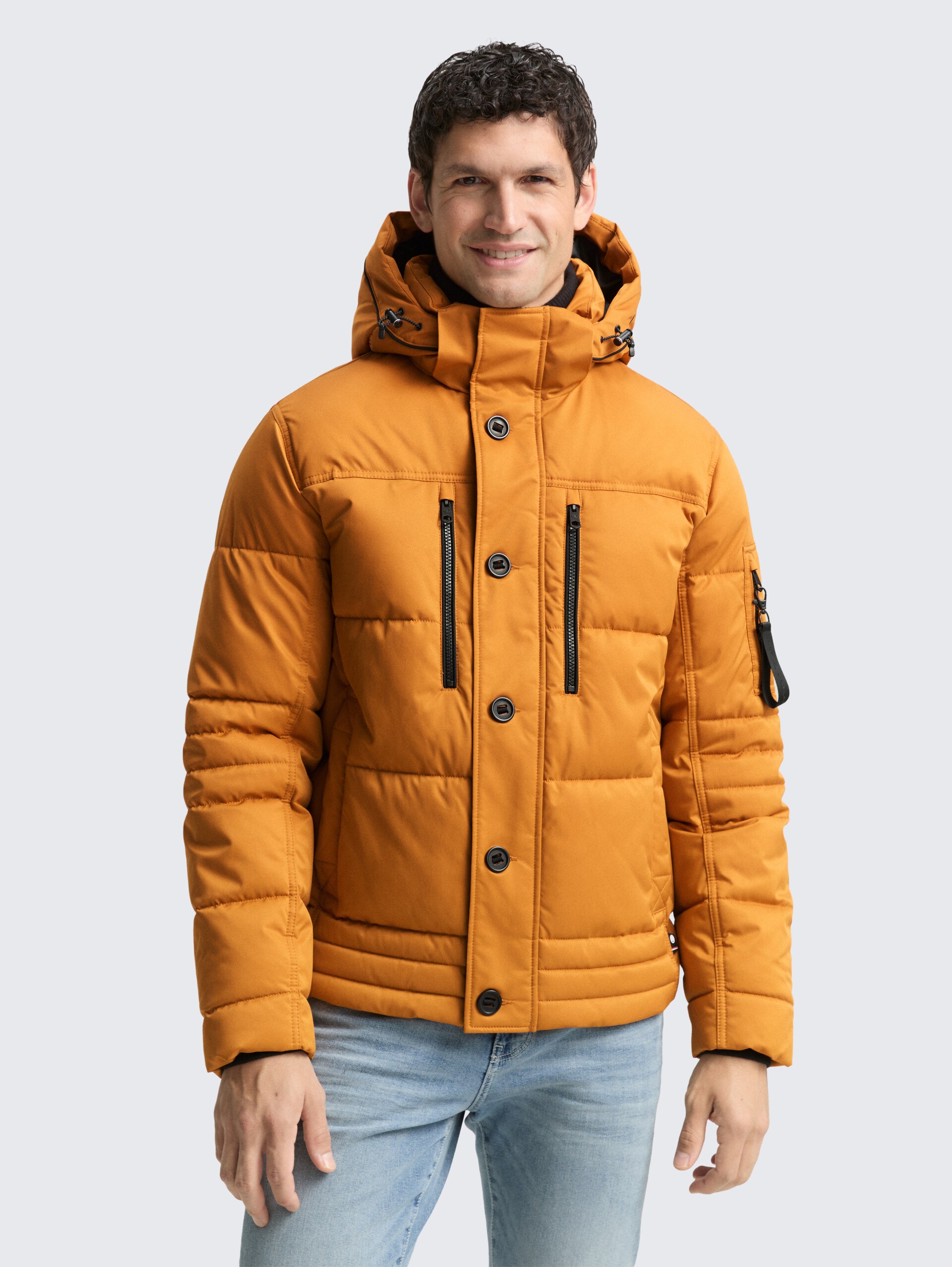 Puffer-Jacke mit abnehmbarer Kapuze - Peanut Butter Brown - Model-Vorderansicht