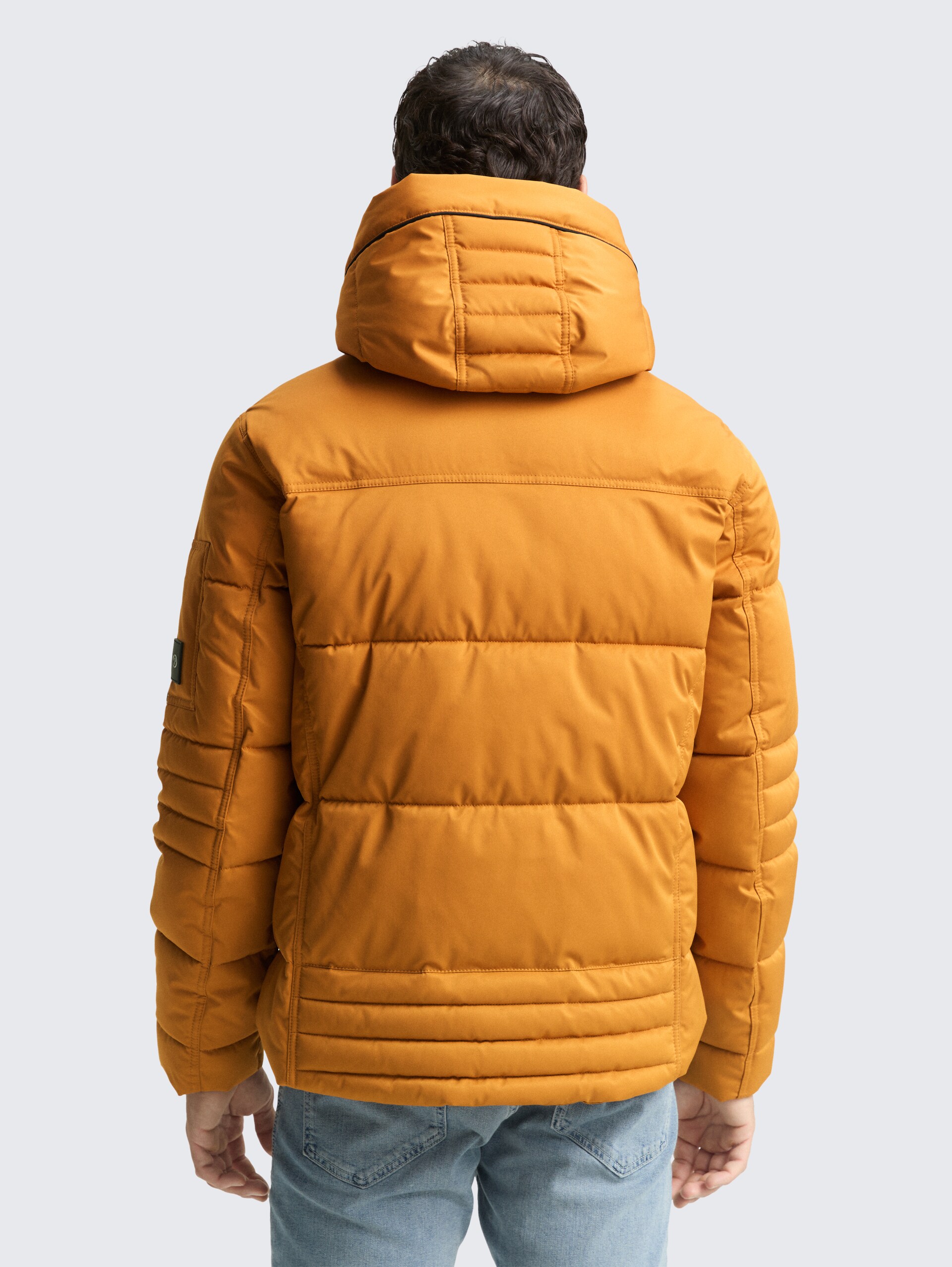 Puffer-Jacke mit abnehmbarer Kapuze - Peanut Butter Brown - Model-Rückansicht
