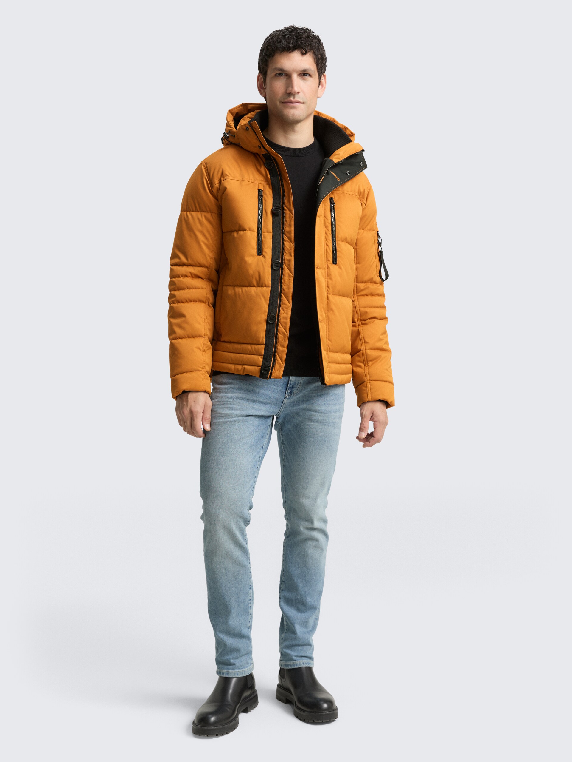 Puffer-Jacke mit abnehmbarer Kapuze - Peanut Butter Brown - seitliche Model-Ansicht
