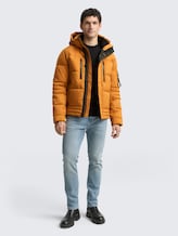 Puffer-Jacke mit abnehmbarer Kapuze - Peanut Butter Brown - seitliche Model-Ansicht
