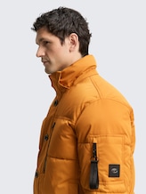 Puffer-Jacke mit abnehmbarer Kapuze - Peanut Butter Brown - Detail-Model-Ansicht