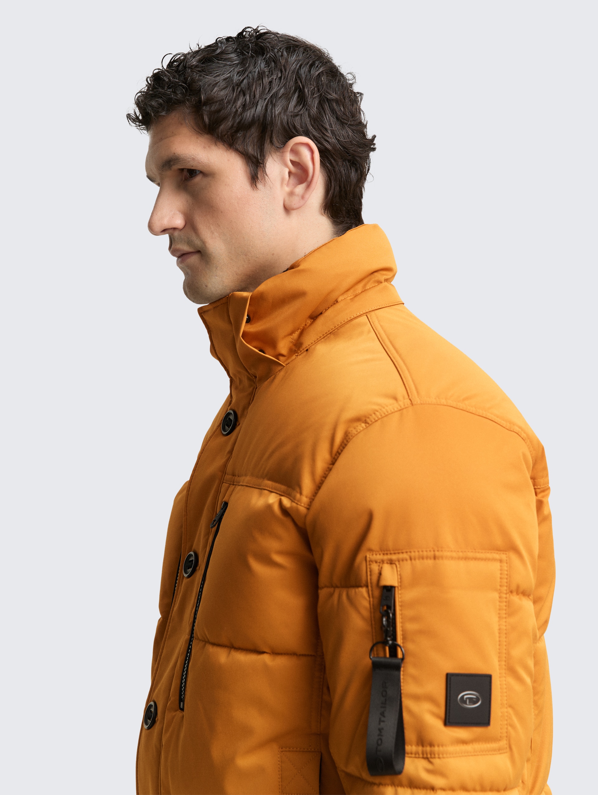 Puffer-Jacke mit abnehmbarer Kapuze - Peanut Butter Brown - Detail-Model-Ansicht