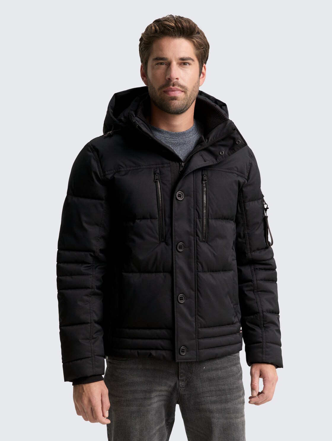Puffer-Jacke mit abnehmbarer Kapuze - Black - Model-Vorderansicht