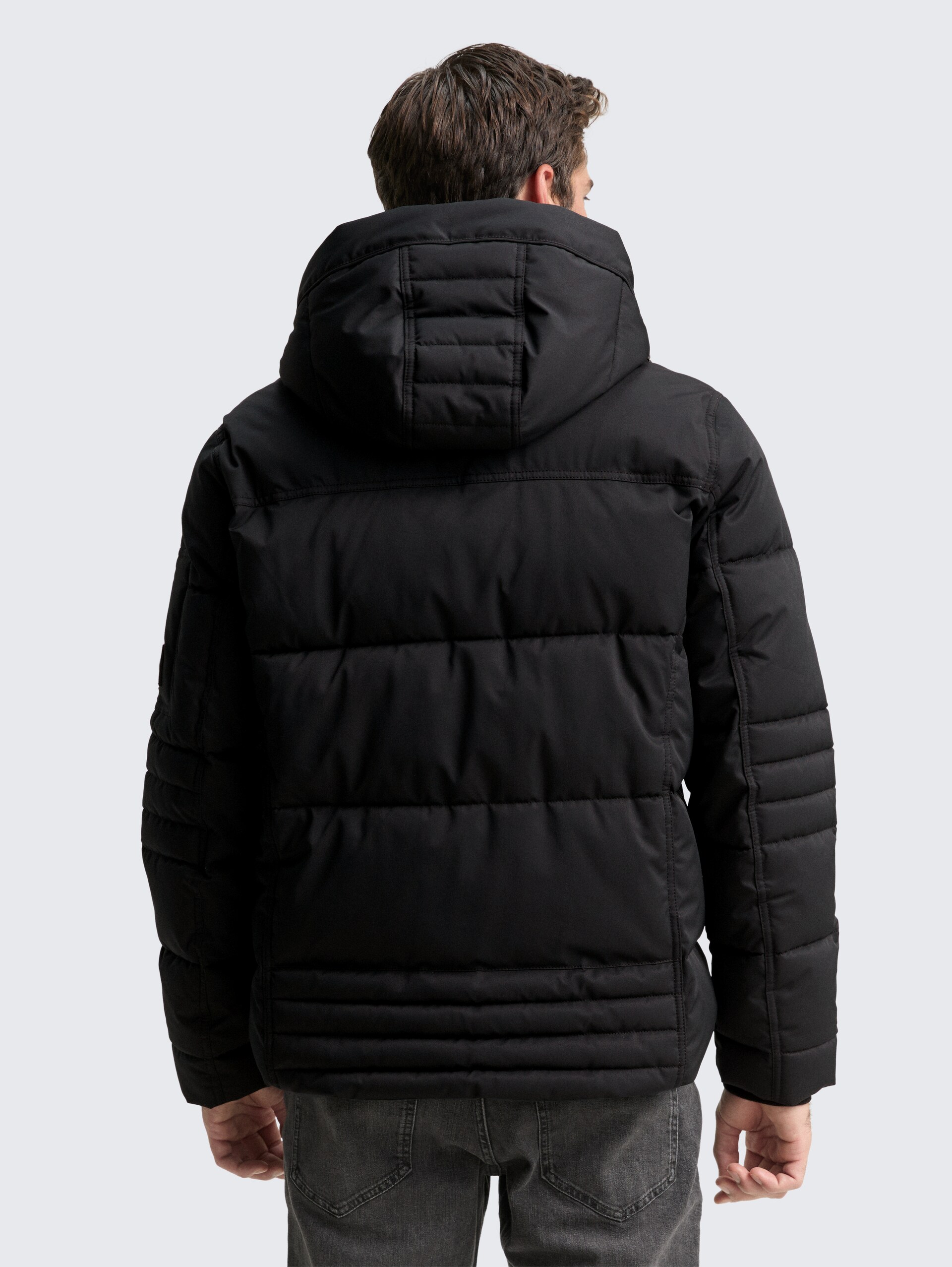 Puffer-Jacke mit abnehmbarer Kapuze - Black - Model-Rückansicht