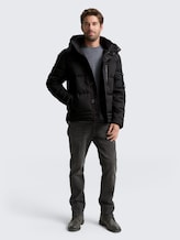Puffer-Jacke mit abnehmbarer Kapuze - Black - seitliche Model-Ansicht