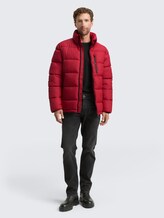 Puffer-Jacke aus wasserabweisendem Material - Coach Red - seitliche Model-Ansicht