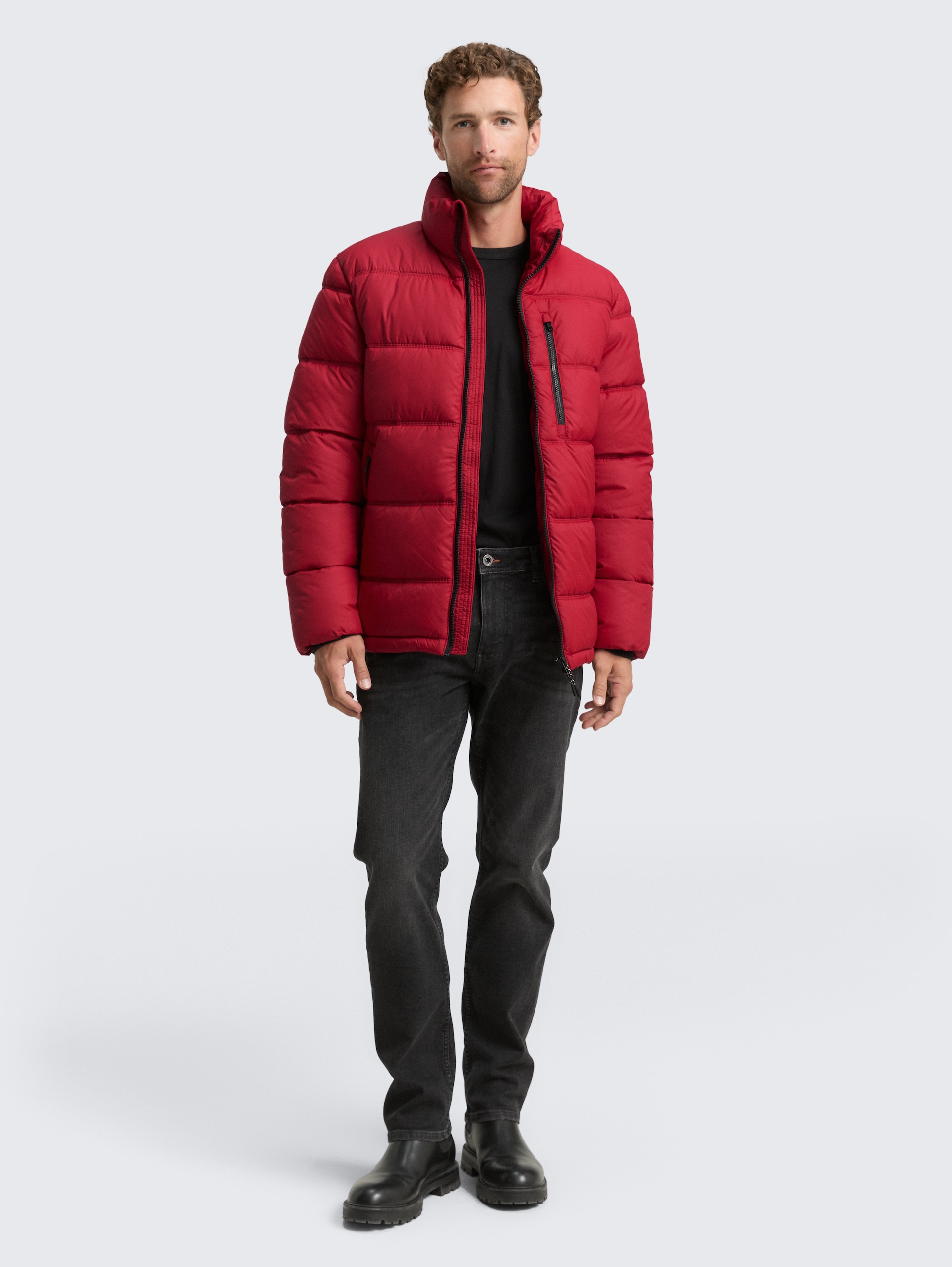 Puffer-Jacke aus wasserabweisendem Material - Coach Red - seitliche Model-Ansicht