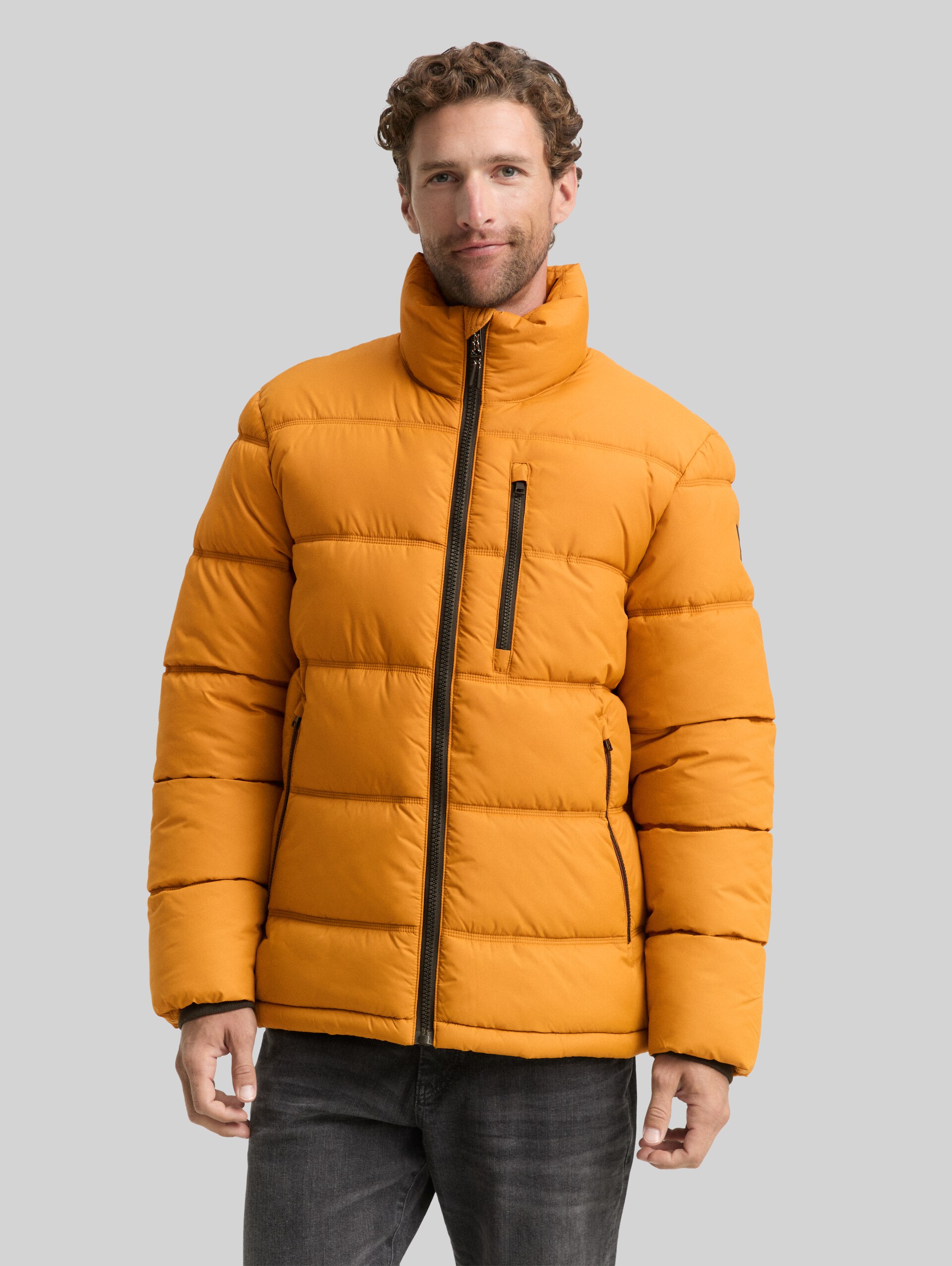 Puffer-Jacke aus wasserabweisendem Material - Peanut Butter Brown - Model-Vorderansicht